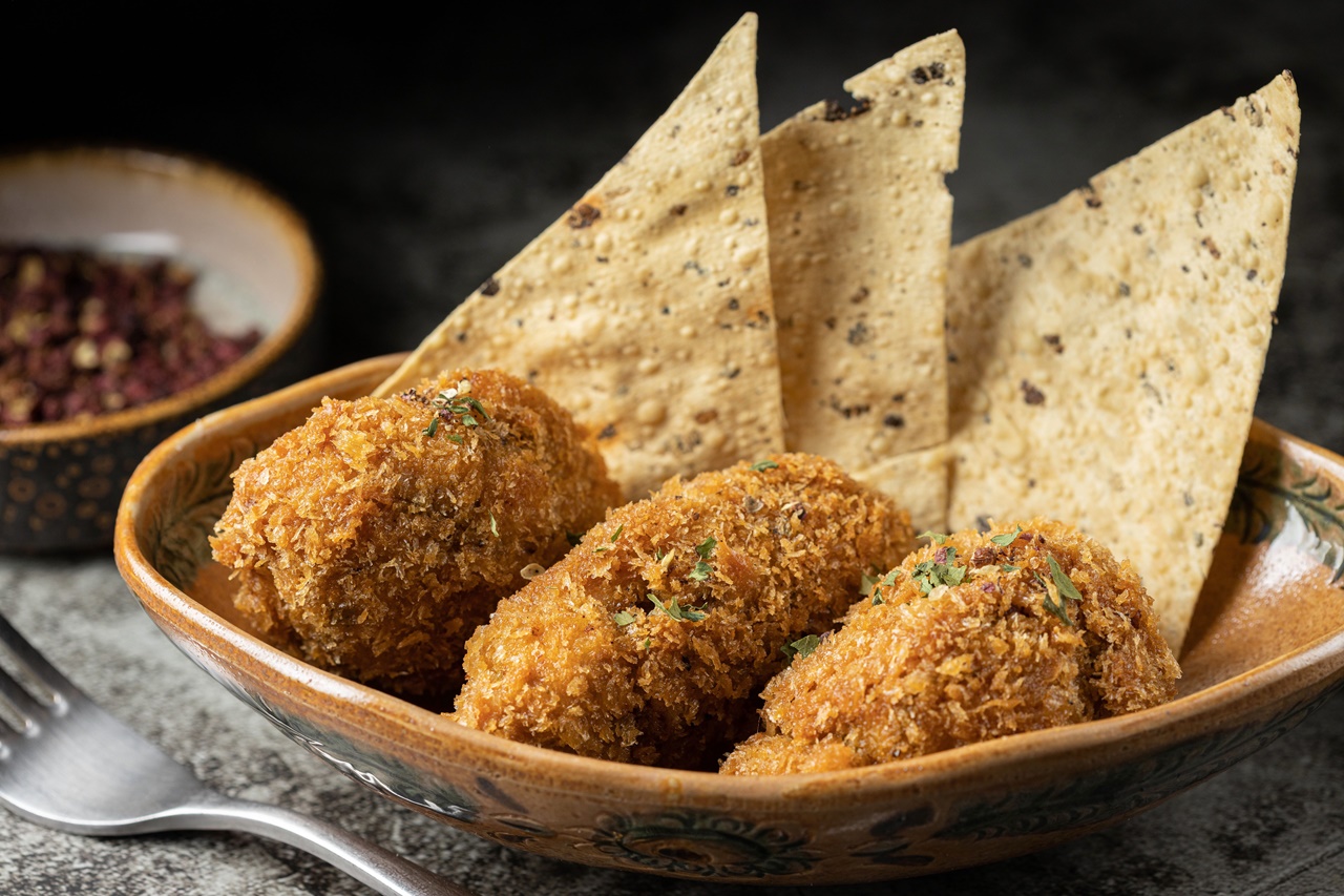 招牌小皿料理「獨門大紅袍花椒炸雞」酥香多汁，以老闆研發的辛香料祕方醃製。