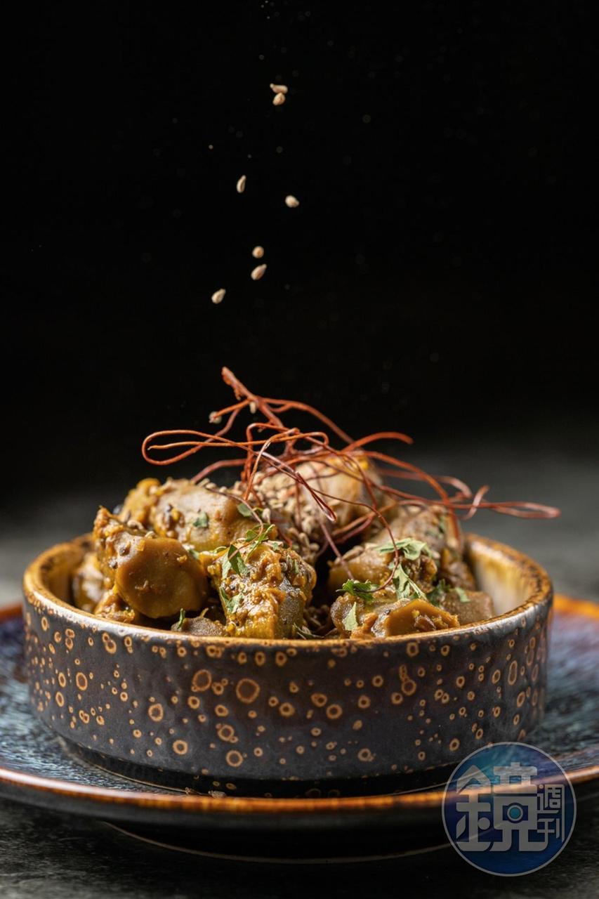慢慢咀嚼「孜然藏茴香雞胗」，會湧出檸檬精油般香氣。（150元／份）