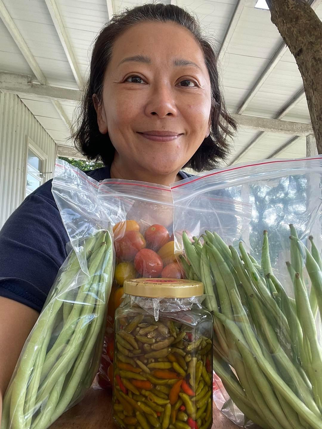 資深女星曹蘭在搬到台東1年後,不再用美肌拍照,更不時在社交網站放上素顏照片。(曹蘭臉書)