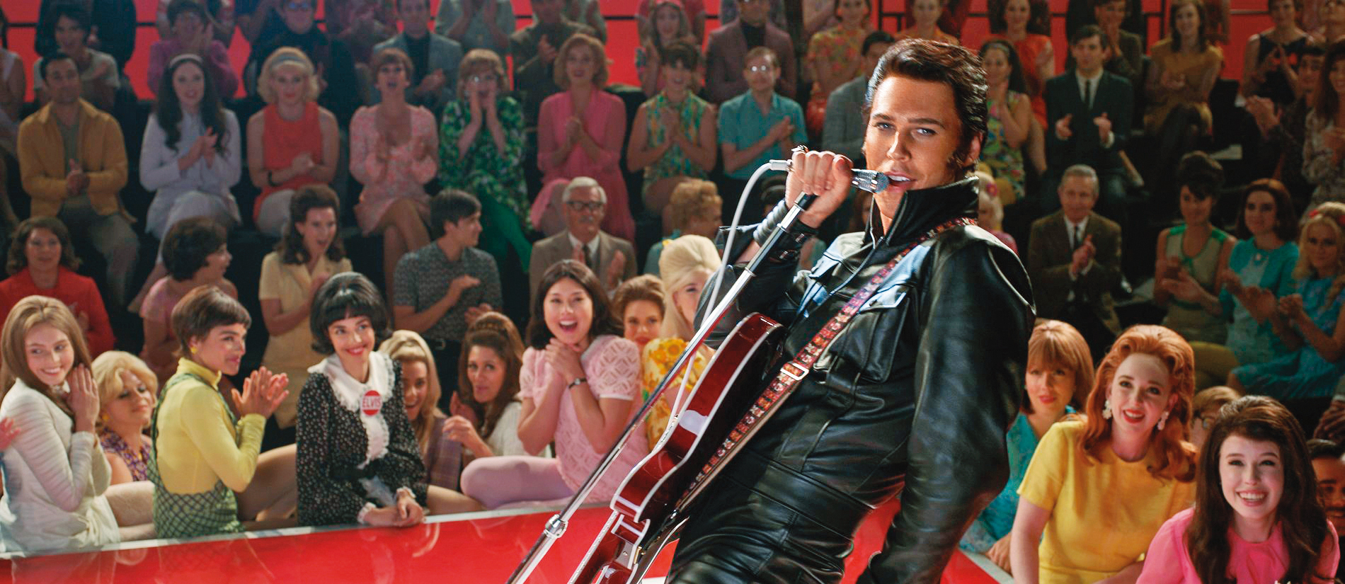 扮演貓王的奧斯汀巴特勒神態維妙維肖，電影更復刻了多場貓王的經典演出。（華納提供）