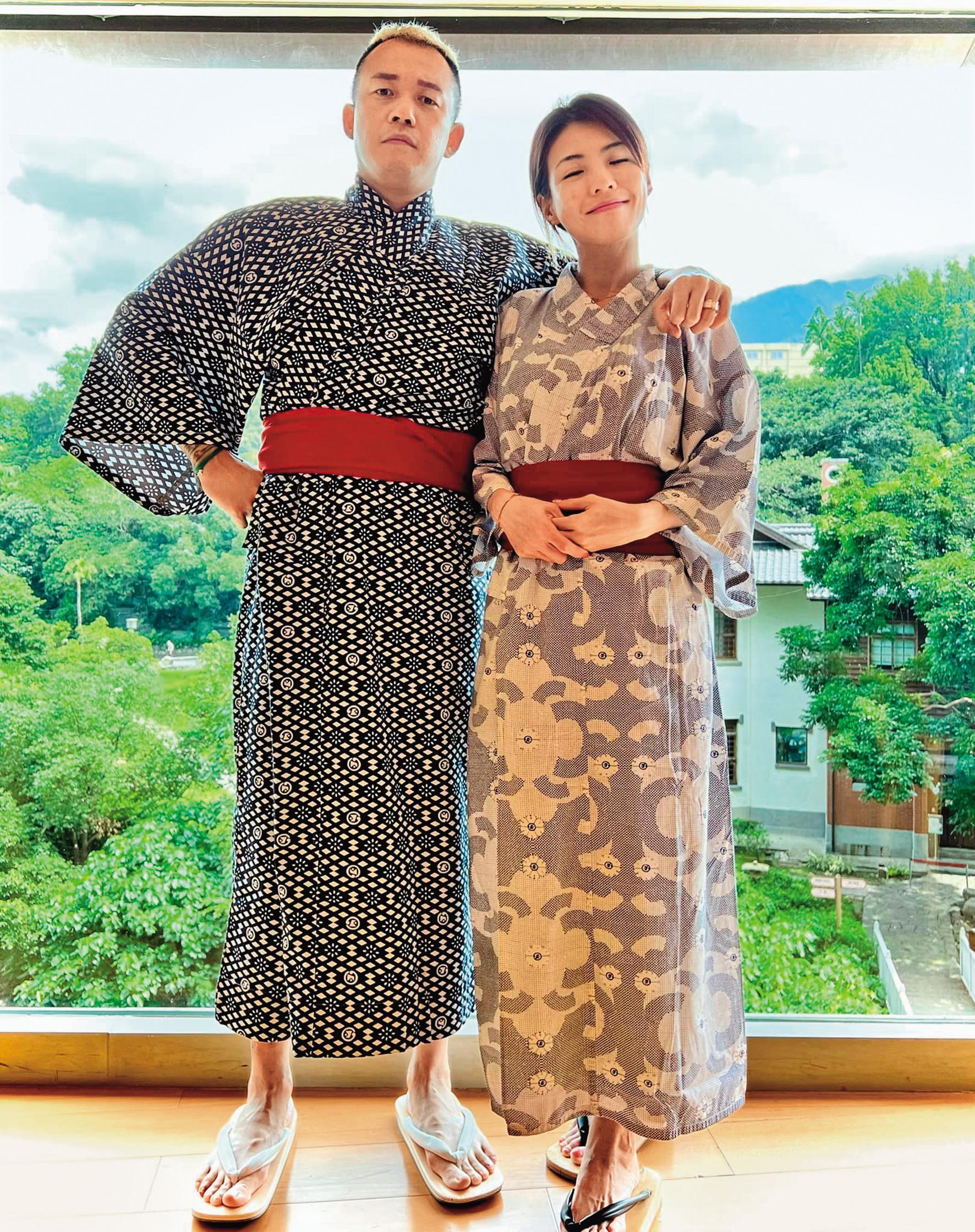 阿Ben（左）在老婆徐小可（右）支持下，再度勇闖歌壇，一圓自己的音樂夢。（翻攝自白吉勝＆徐小可Love白宮這一家Pai's Family臉書）
