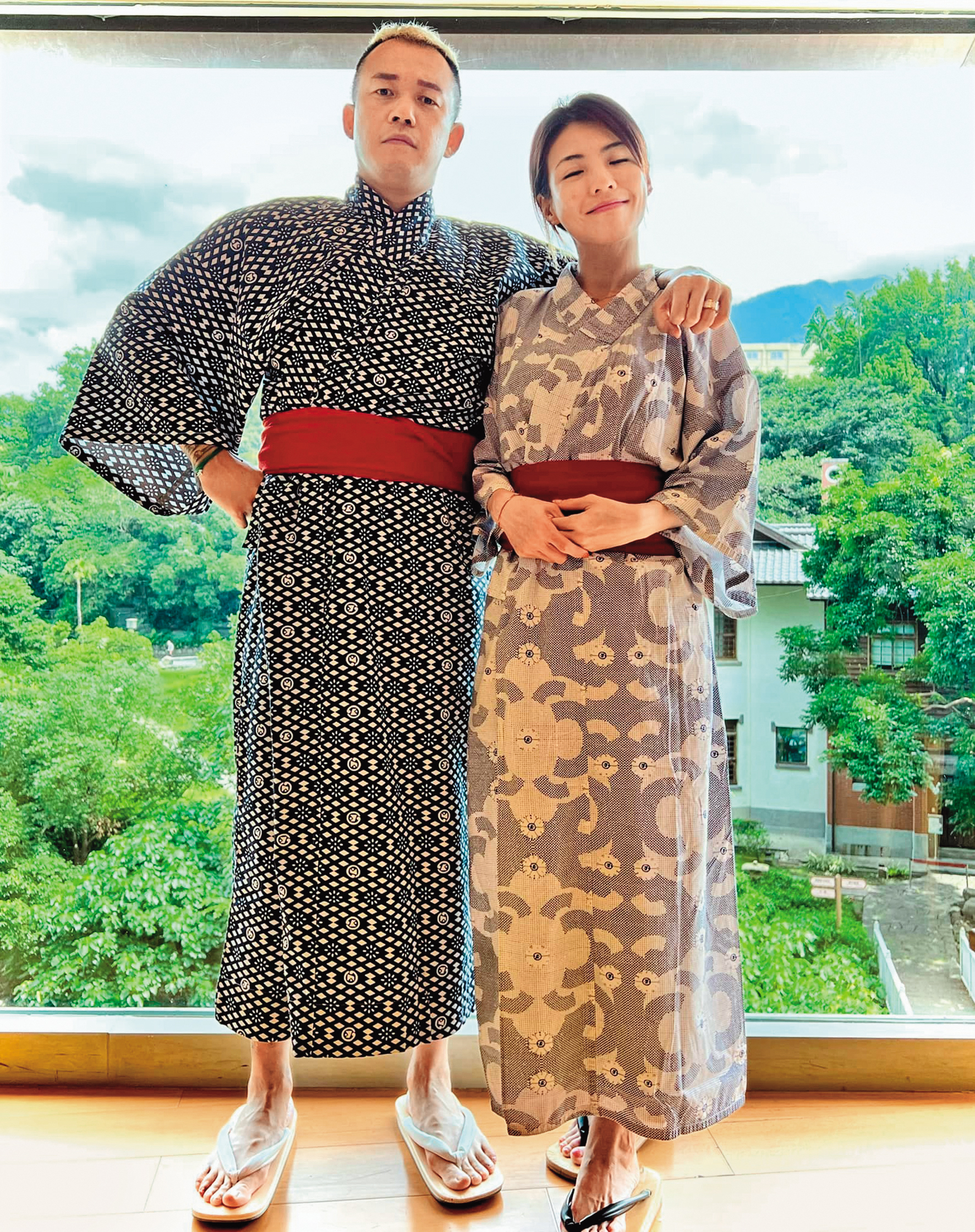 阿Ben（左）在老婆徐小可（右）支持下，再度勇闖歌壇，一圓自己的音樂夢。（翻攝自白吉勝＆徐小可Love白宮這一家Pai's Family臉書）