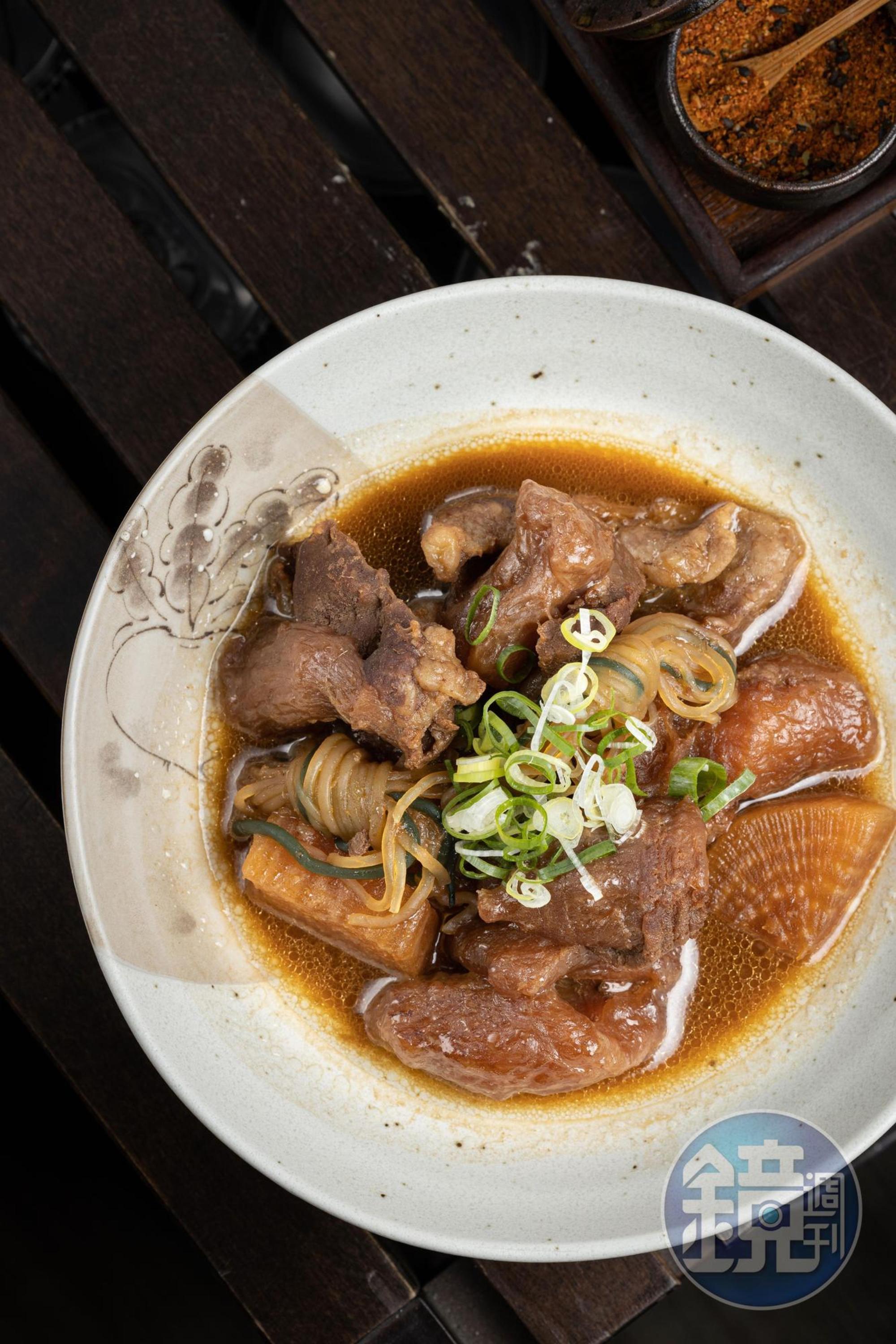 「牛筋煮」是老闆的得意之作，醬香湯汁讓人想澆飯。（250元／份，不定期推出）