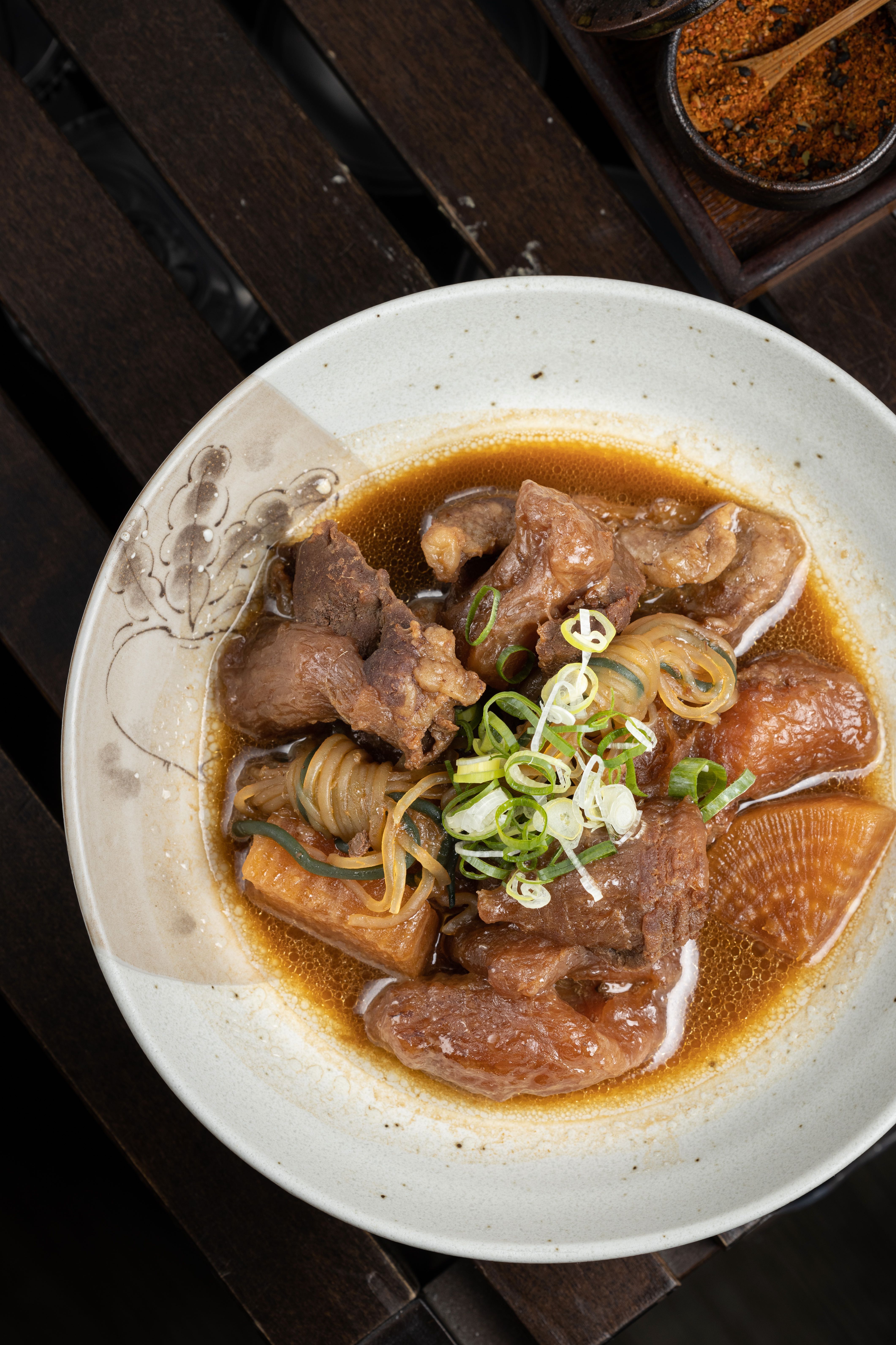 「牛筋煮」是老闆的得意之作，醬香湯汁讓人想澆飯。（250元／份，不定期推出）