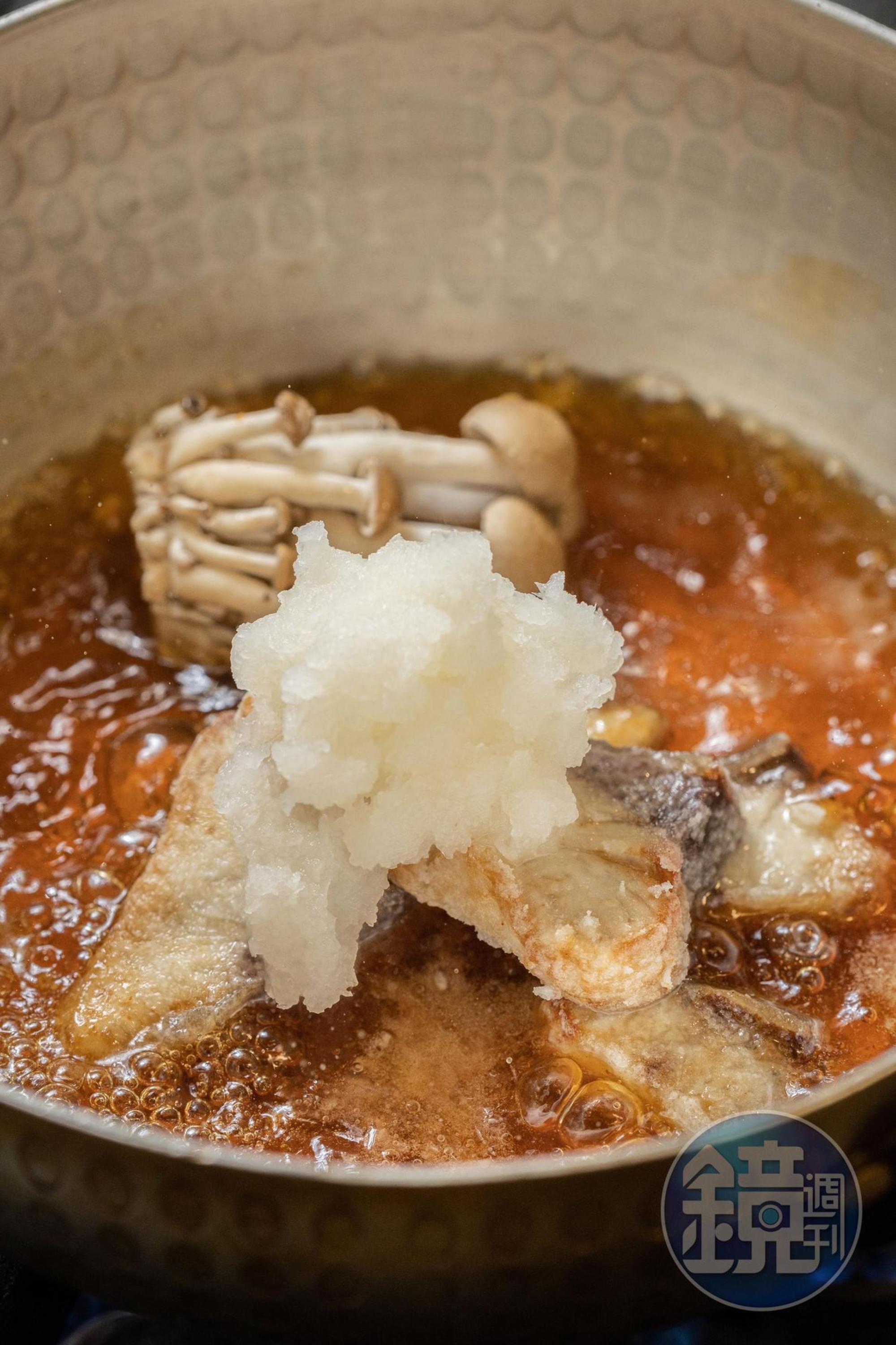 裹上麵衣的魚肉，放進蘿蔔泥、薄口醬油、味醂、柴魚湯一起煮。