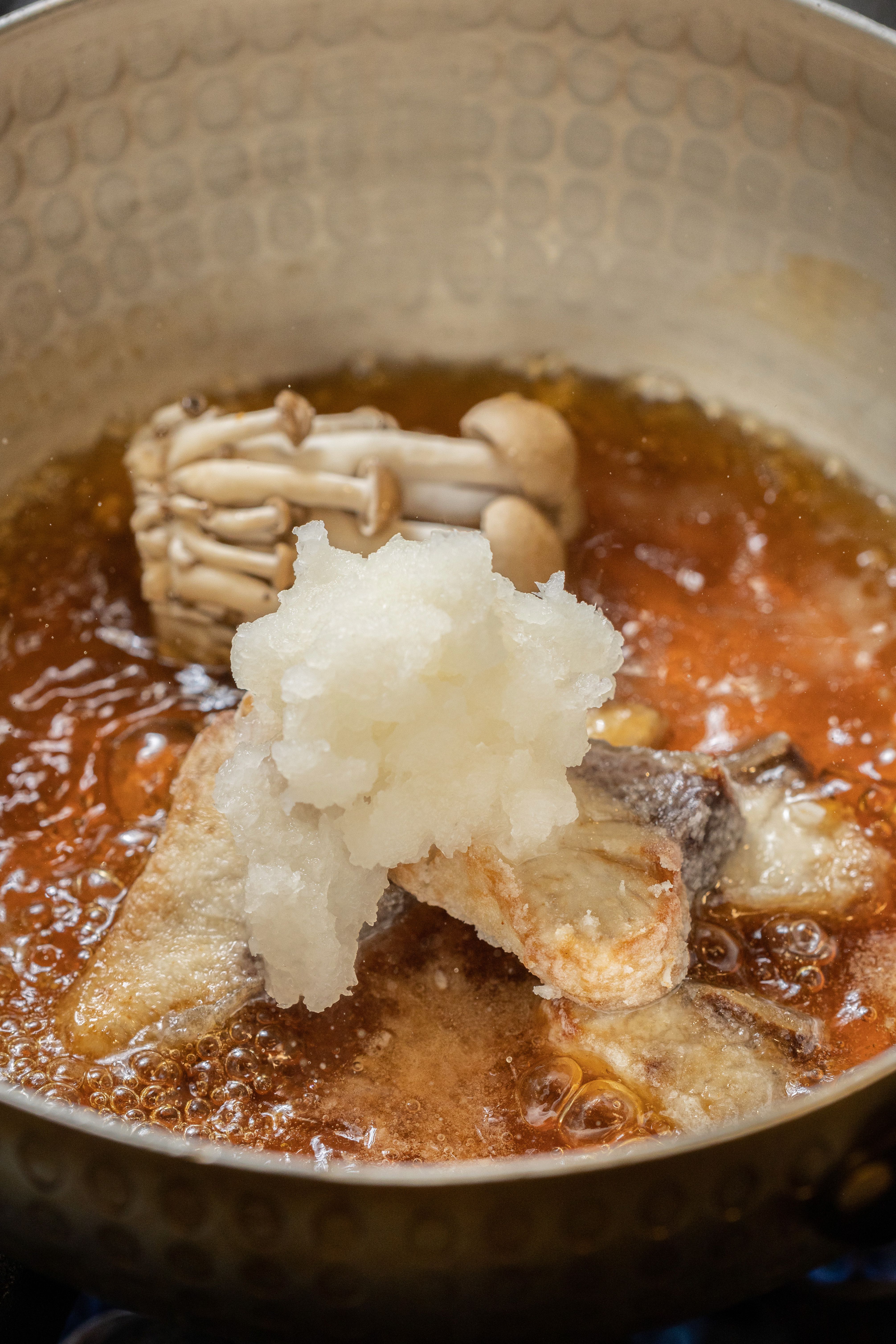 裹上麵衣的魚肉，放進蘿蔔泥、薄口醬油、味醂、柴魚湯一起煮。