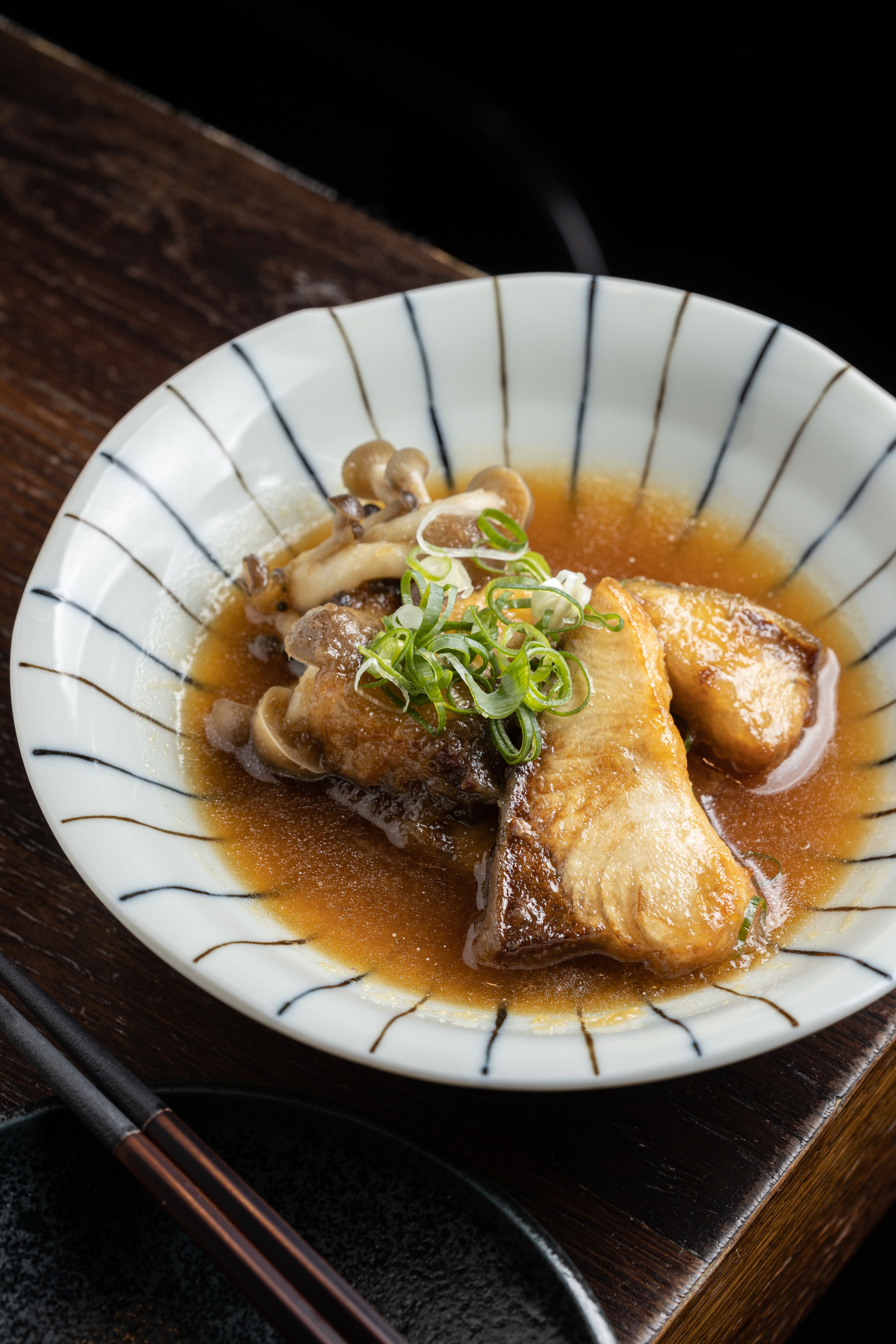 「青魽蘿蔔泥煮」吃得到蘿蔔清甜，韻味鹹甘。（300元／份，視當日漁獲而定，不定期推出）