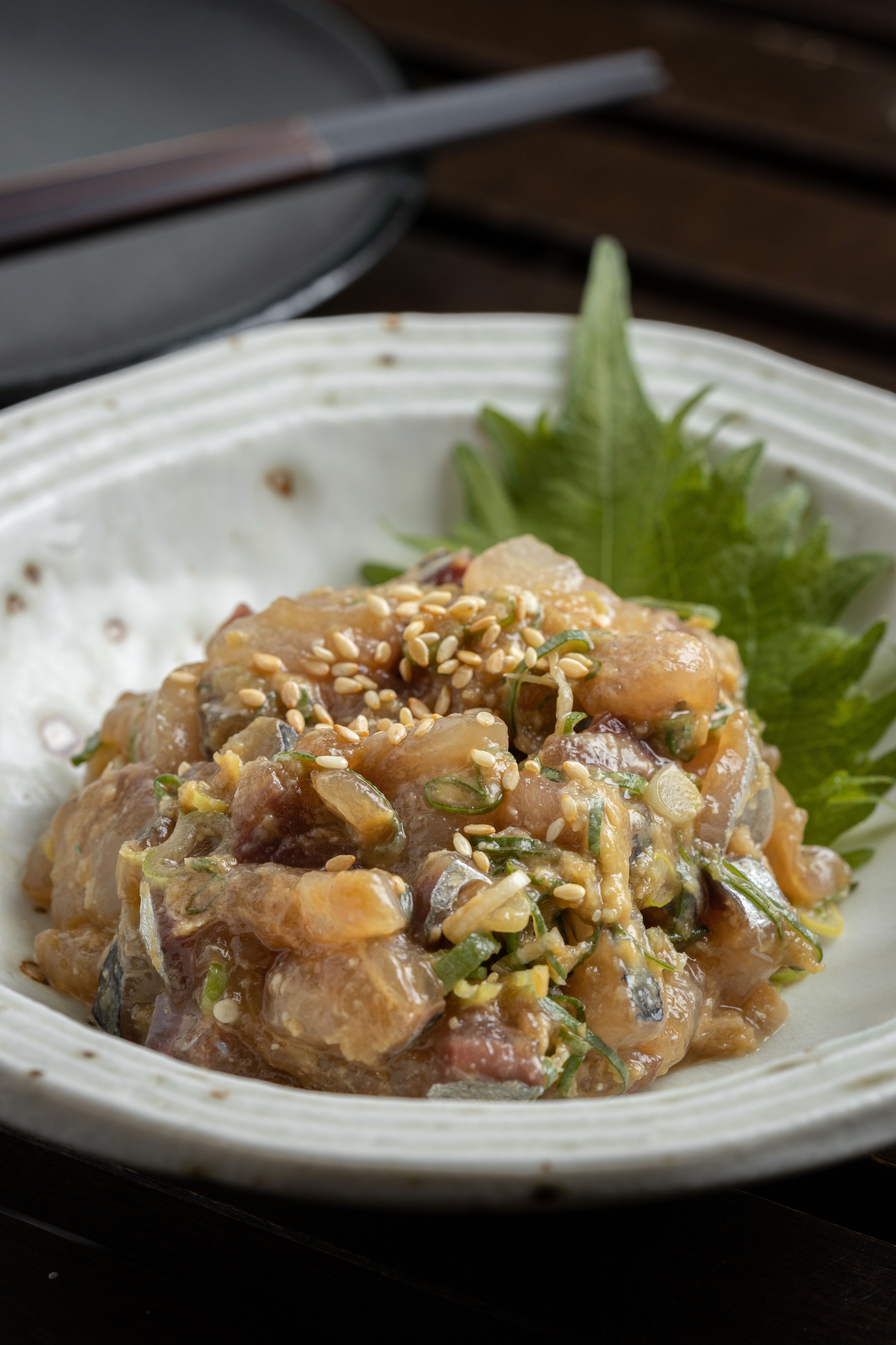 「生魚肉拌味噌」會選用竹筴魚或其他白肉魚，搭配紫蘇葉平衡重口味。（350元／份，視當日漁獲而定，不定期推出）