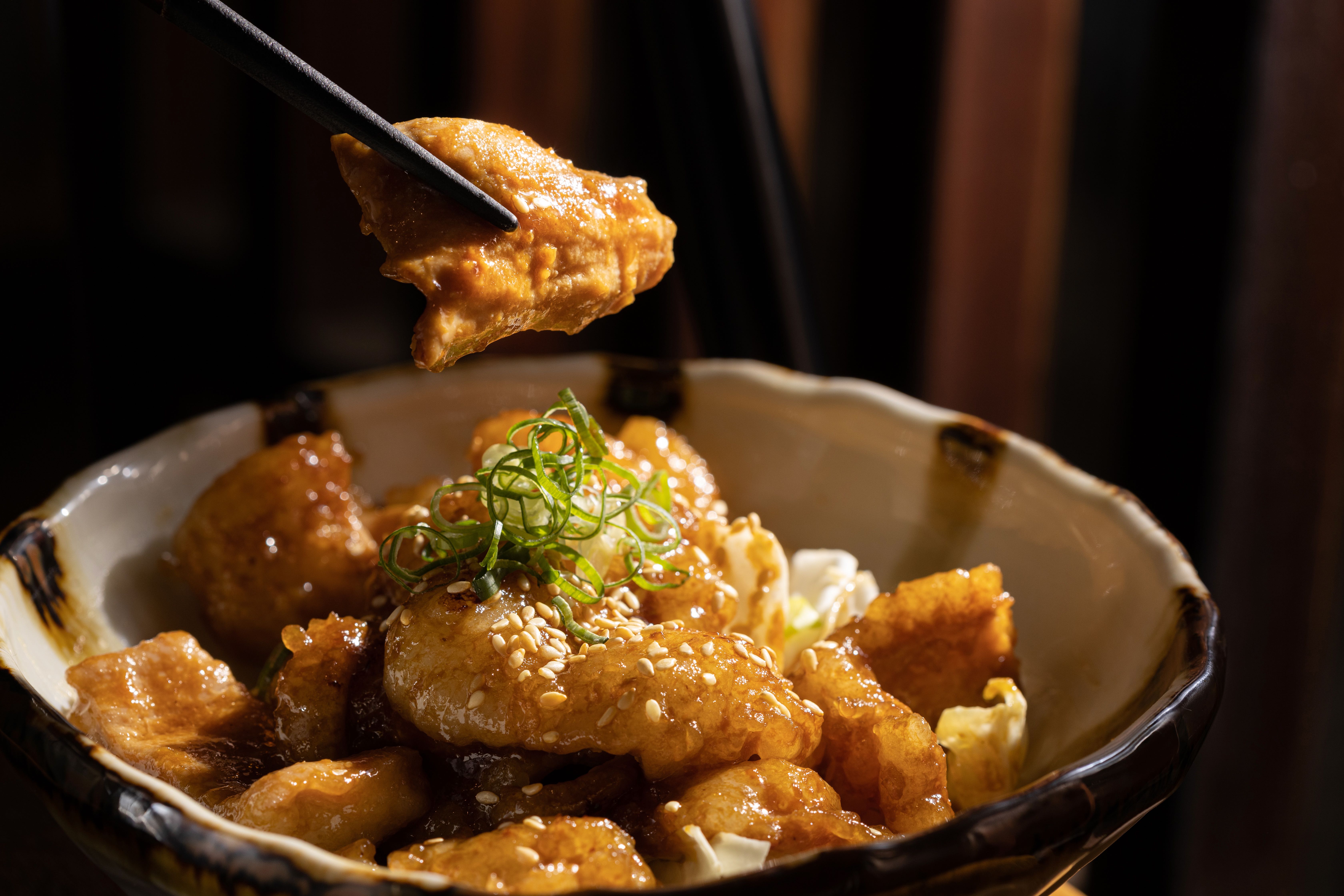 下酒恩物「炒味噌牛腸」油脂豐厚，富有嚼勁。（300元／份）