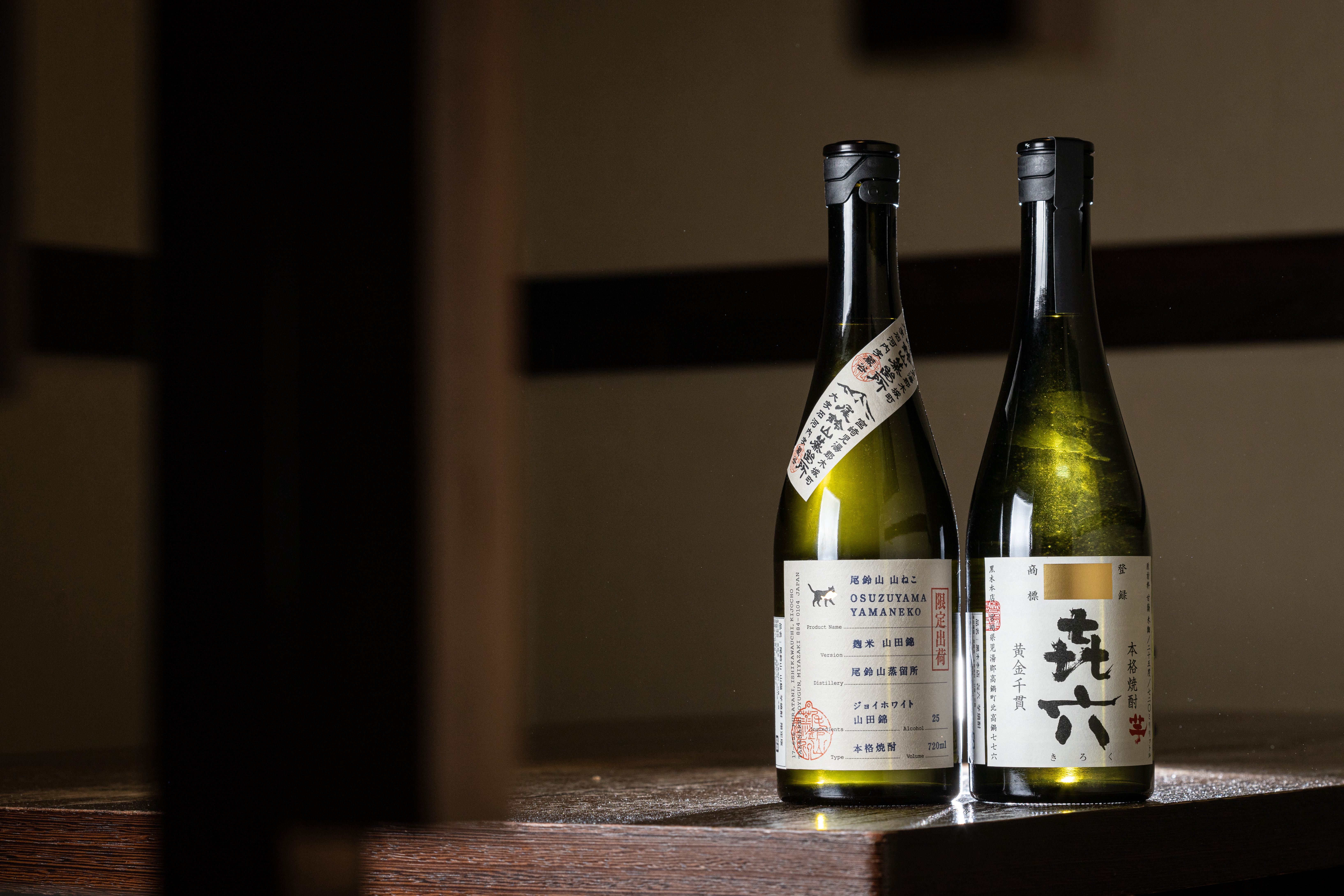 「尾鈴山 山貓 芋燒酎 限定版（左，2,400元／瓶）」原料為Joywhite薩摩芋和「山田錦」作為麴米，帶荔枝果香；「黑木本店 㐂六 芋燒酎」來自日本宮崎縣，有地瓜溫暖氣息。（右2,200元／瓶）
