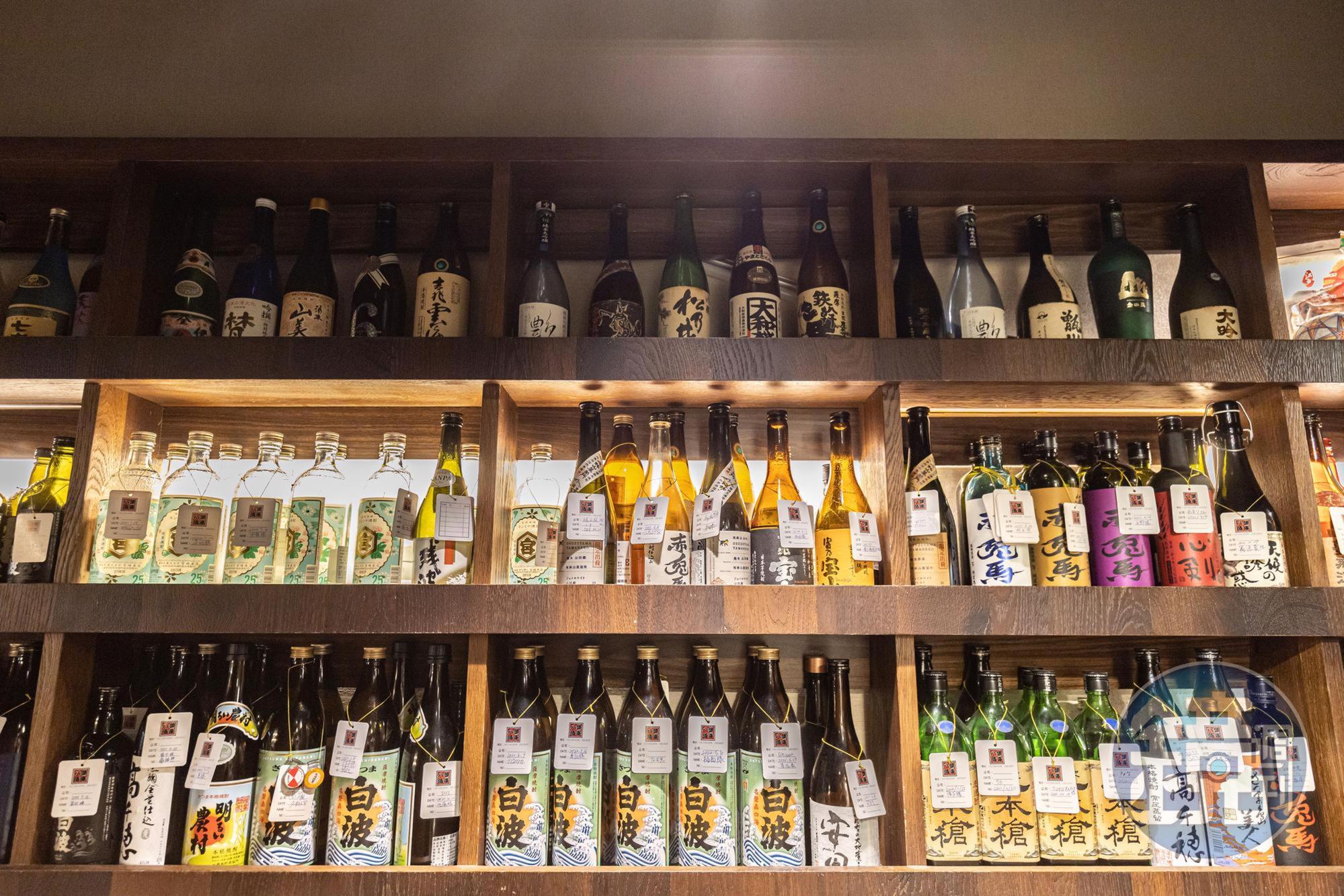 酒櫃裡是客人在店裡開瓶寄放的燒酎。