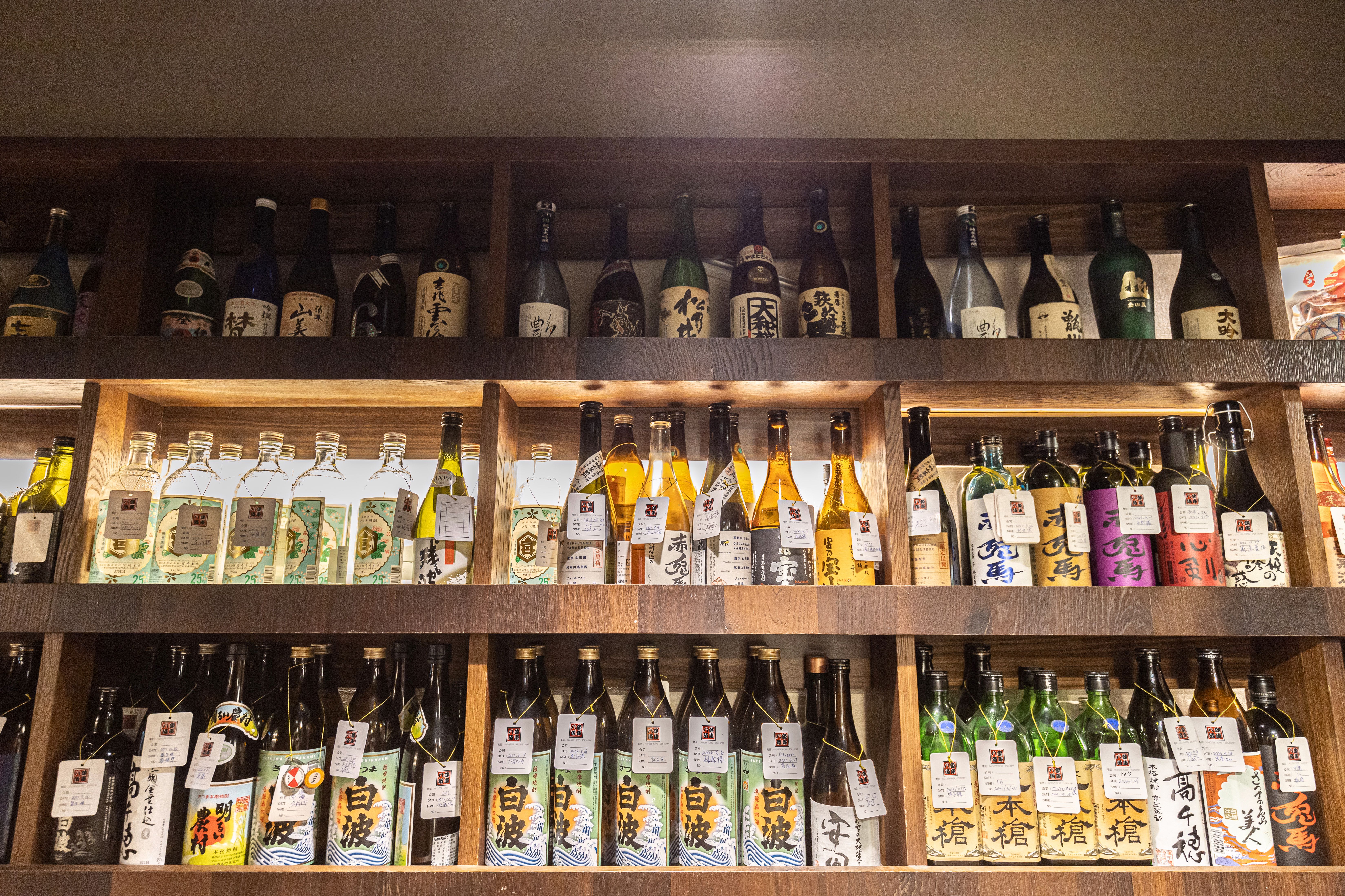 酒櫃裡是客人在店裡開瓶寄放的燒酎。