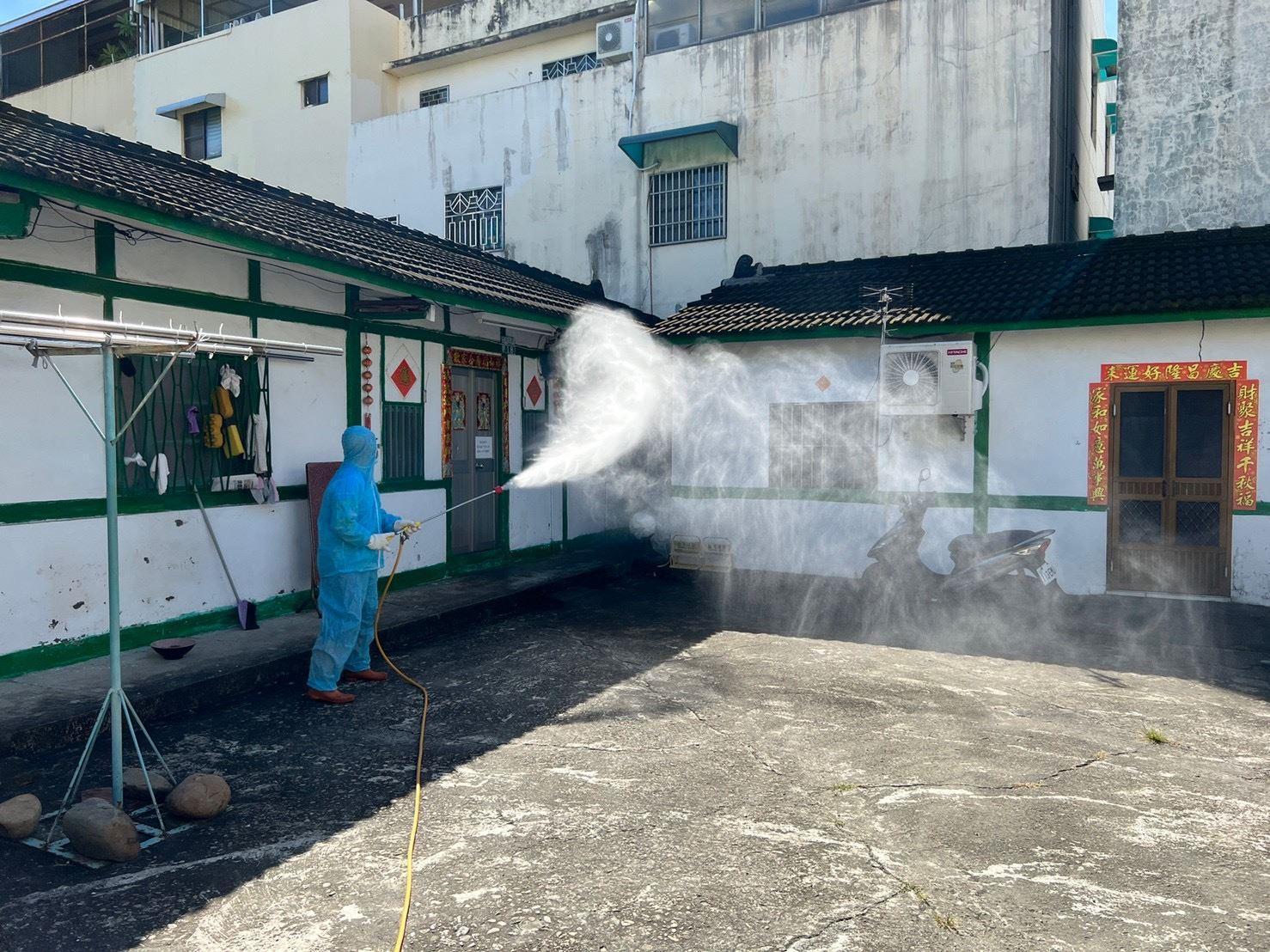 嘉義縣出現首例日本腦炎病例,衛生局採取化學防治噴藥及掛燈誘捕病媒蚊等防治工作。(嘉義縣政府提供)