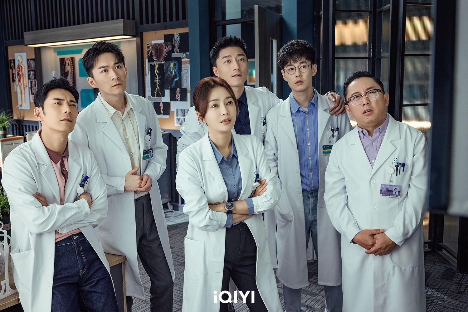 秦嵐在《關於唐醫生的一切》飾演空降到全是男醫生的心臟外科女主任。（愛奇藝國際站提供）