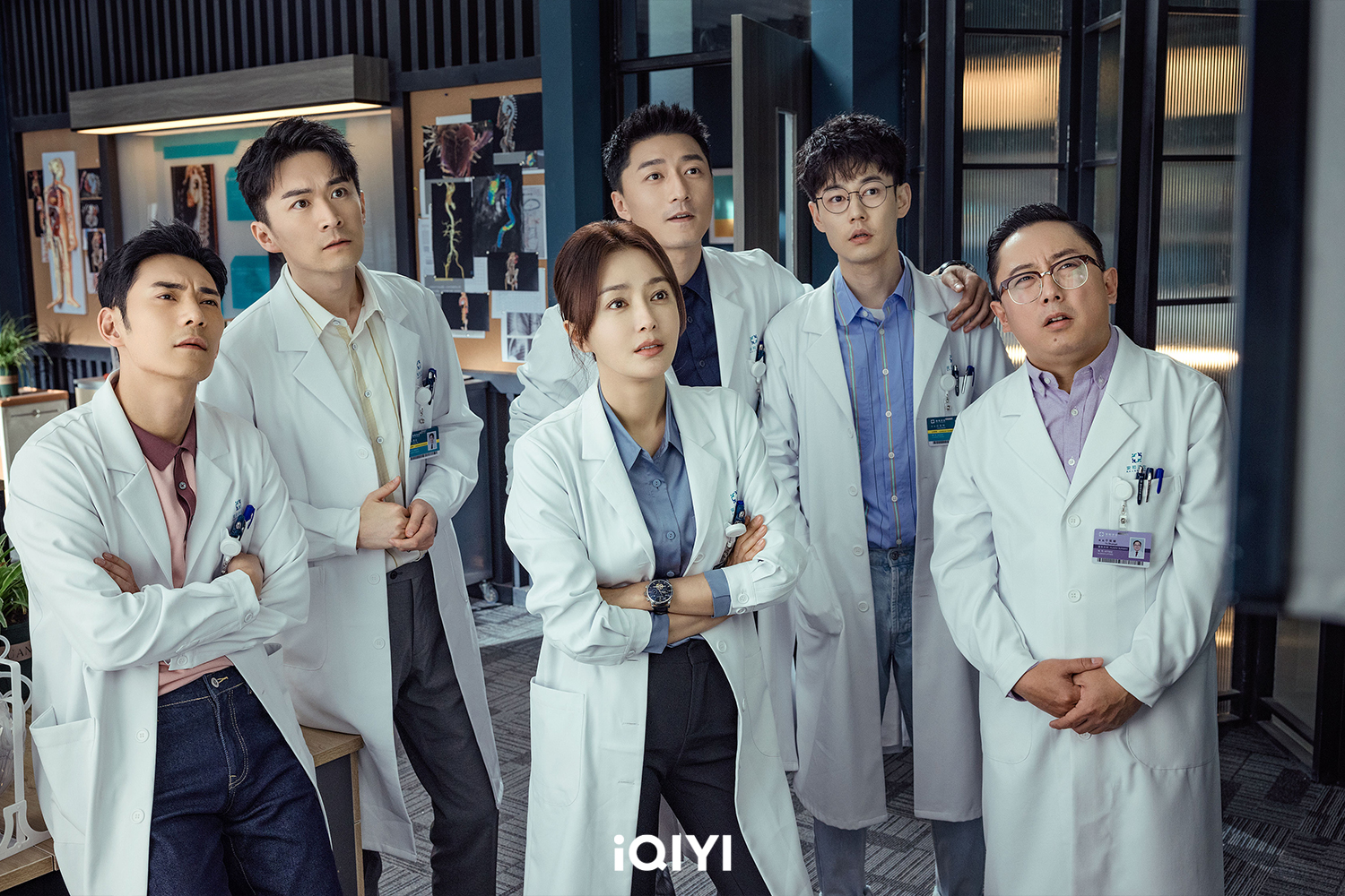 秦嵐在《關於唐醫生的一切》飾演空降到全是男醫生的心臟外科女主任。（愛奇藝國際站提供）