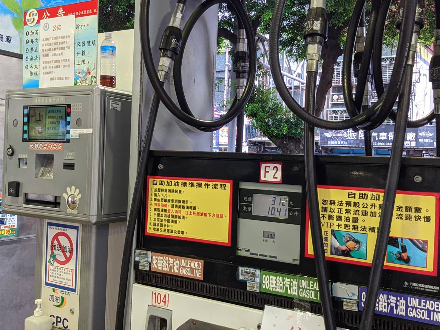 騎士們直指「2大關鍵」原因，導致機車族去自助加油的誘因不高。（資料照）