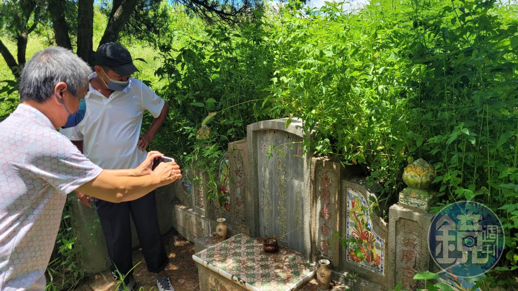 廖大乙（戴帽子者）前往侯友宜祖墳，希望找出民調崩落真相。（讀者提供）