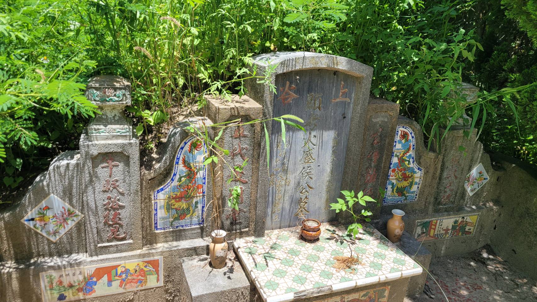 侯友宜家祖墳雜亂無章,廖大乙認為應儘速改善。(讀者提供)