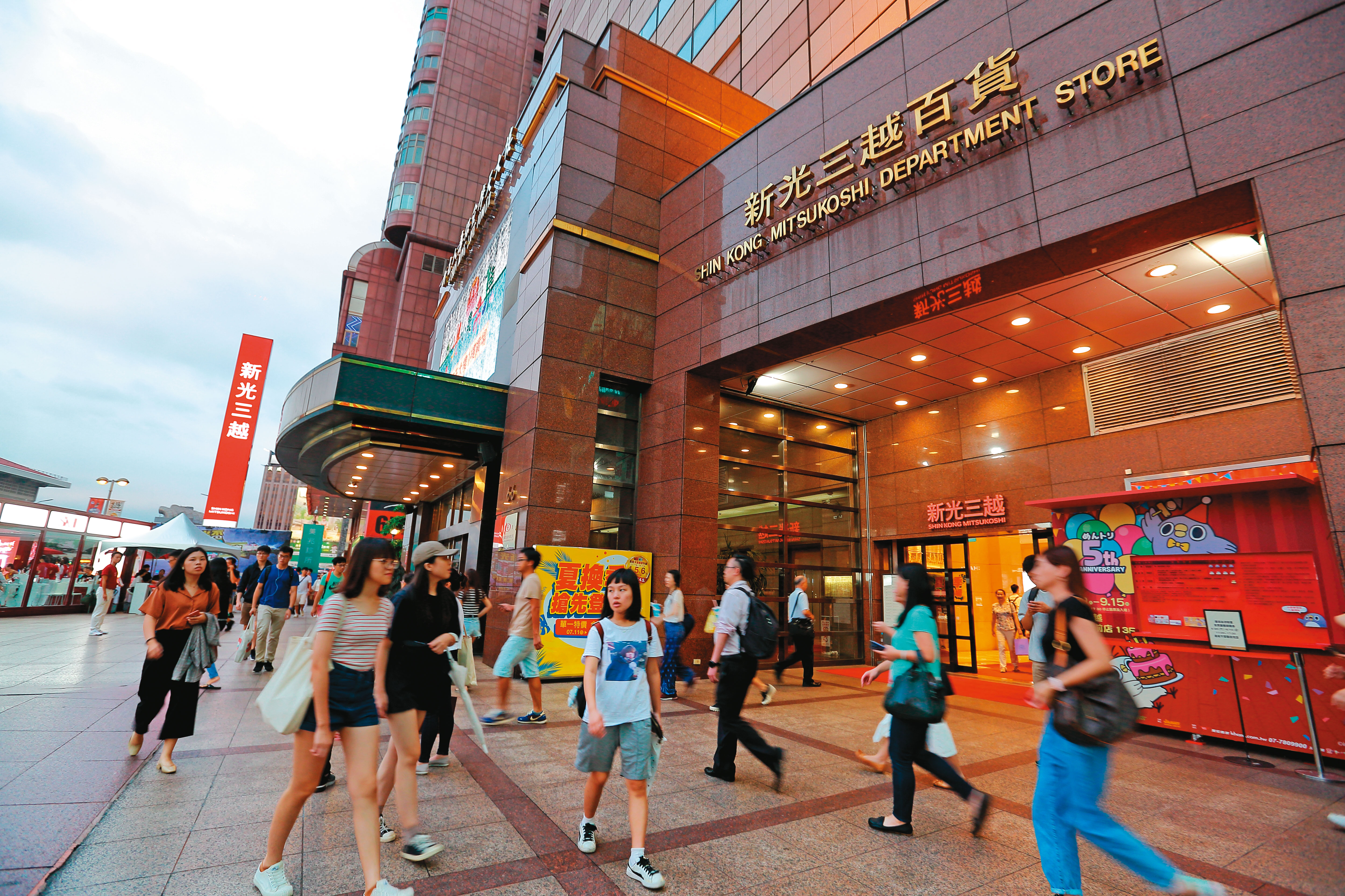 新光三越董監改選扯入吳火獅家族兄弟紛爭，新光家族正式分裂。