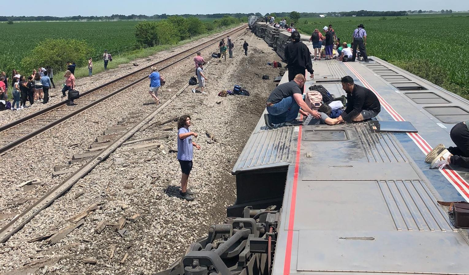 美國鐵路一輛列車撞上垃圾車釀成出軌意外，至少3人死亡。（翻攝自推特Dax McDonald）