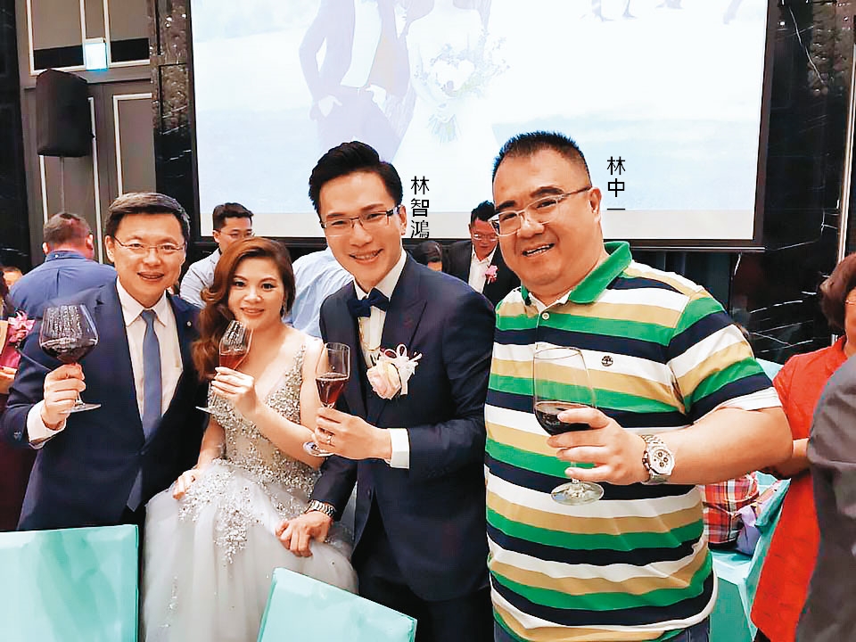 林中一主掌東南亞集團業務，政商關係佳，2017年曾參加高雄市議員林智鴻婚禮。（翻攝林中一臉書）