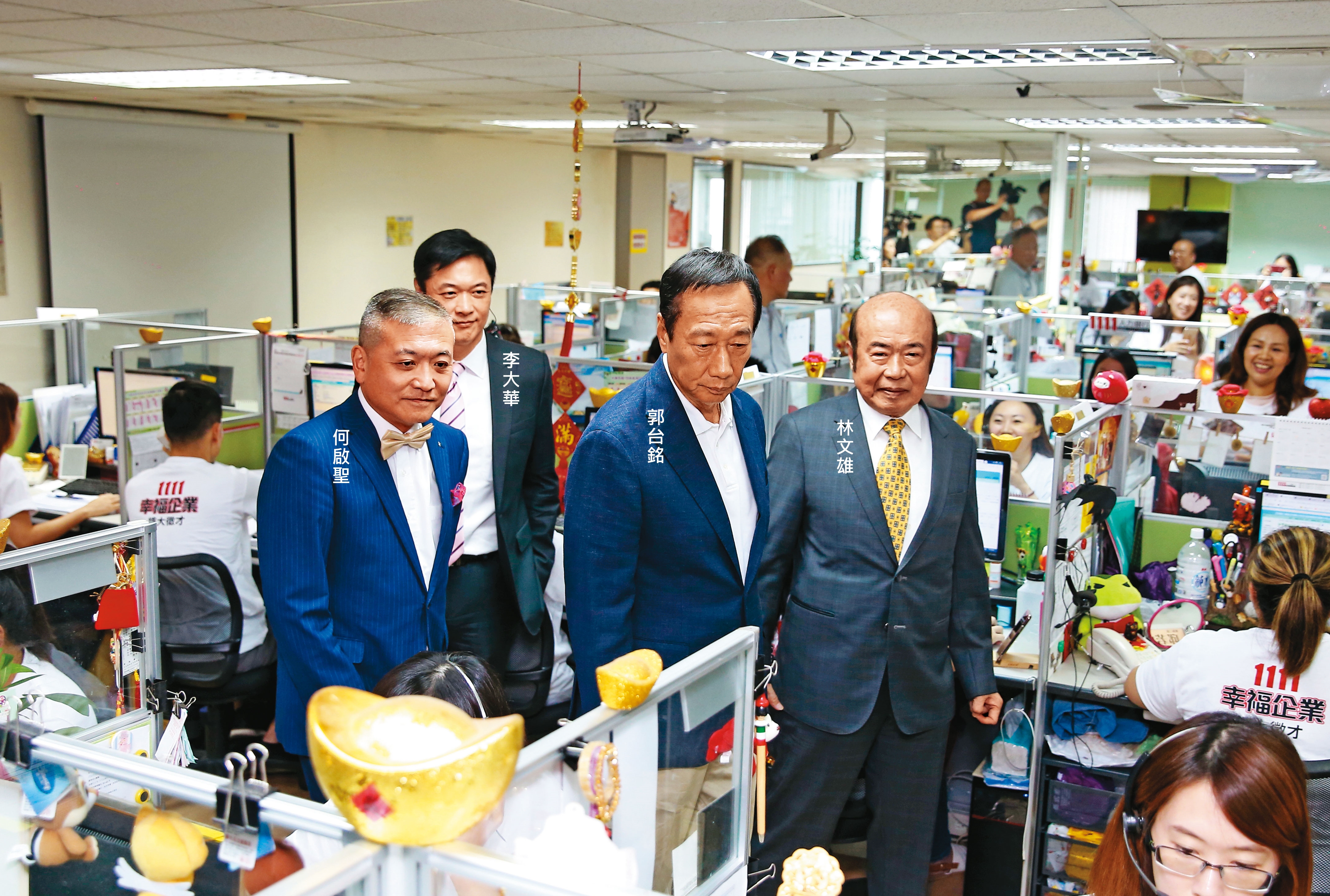 1111總裁林文雄政商關係佳，2019年邀鴻海創辦人郭台銘參觀公司，主播出身的公司發言人何啟聖及李大華全程陪伴。