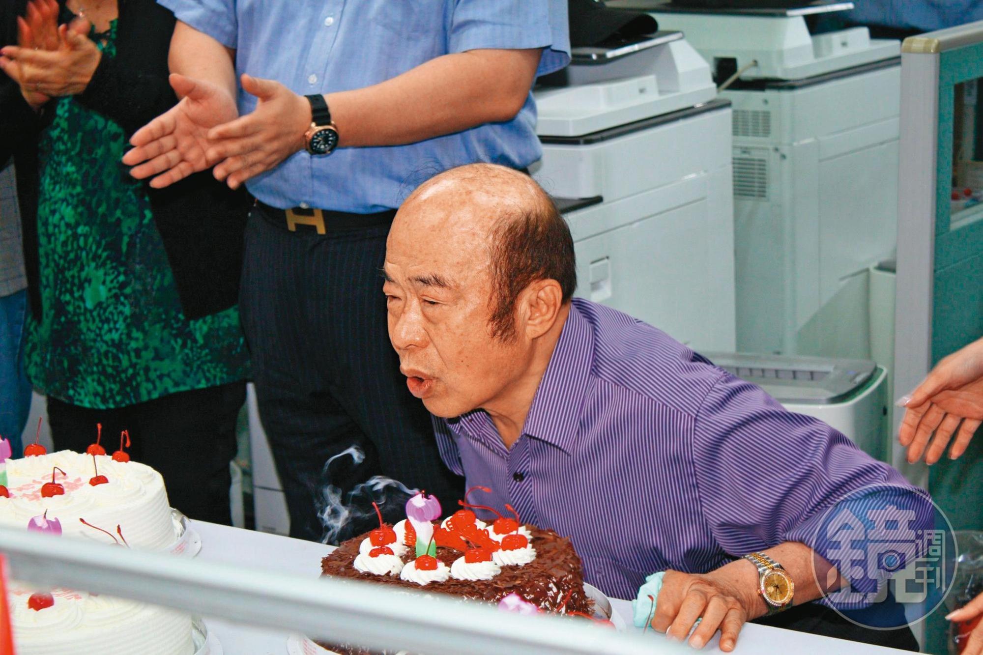 林文雄(圖)去年八十大壽,由長子林中一與員工為他慶生。(讀者提供)
