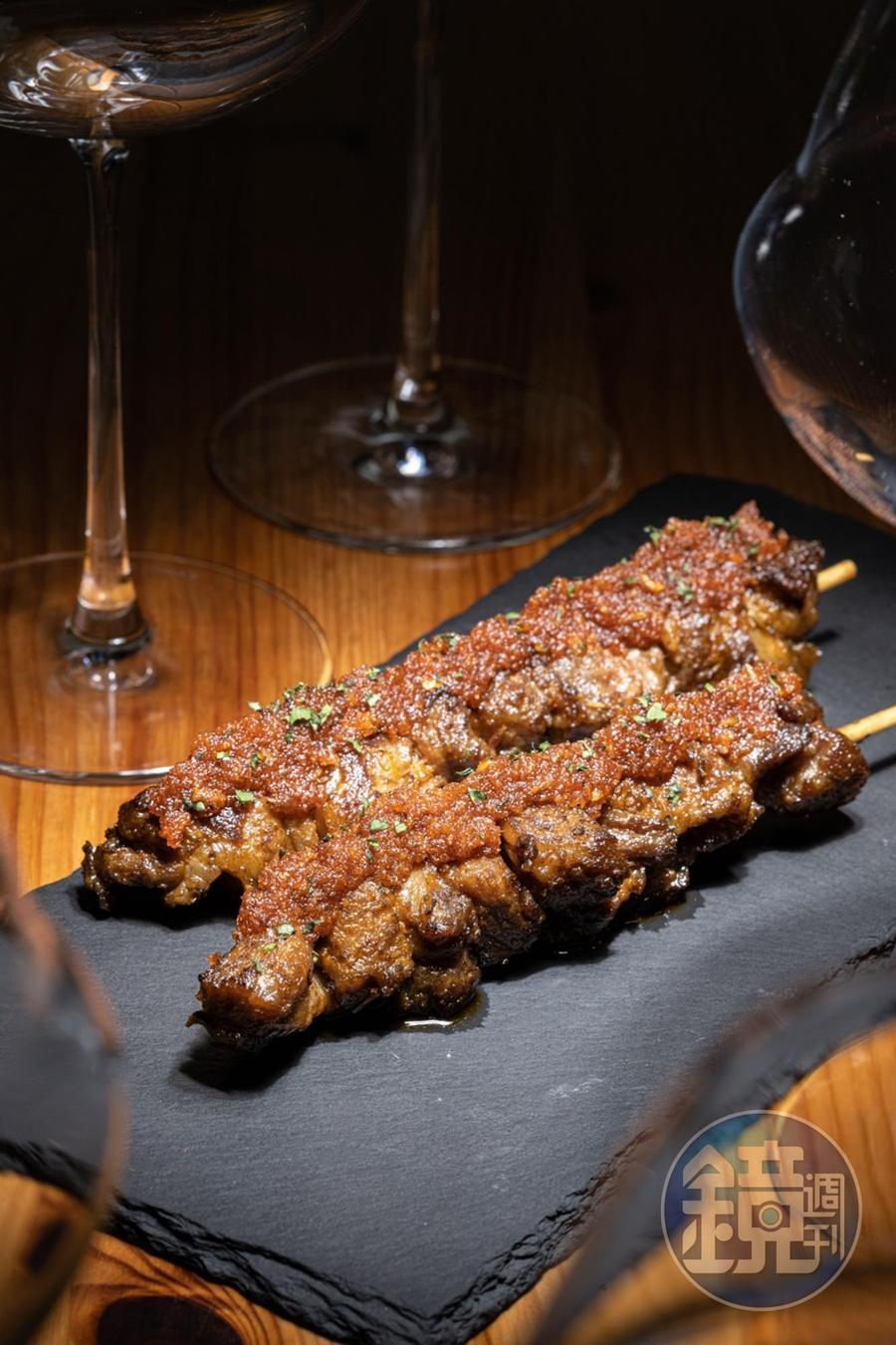 「摩爾伊比利豬肋條串佐MOJO醬」肉串以孜然、香草醃製,塗上沙沙的MOJO醬,味道豪邁。(220元/份)