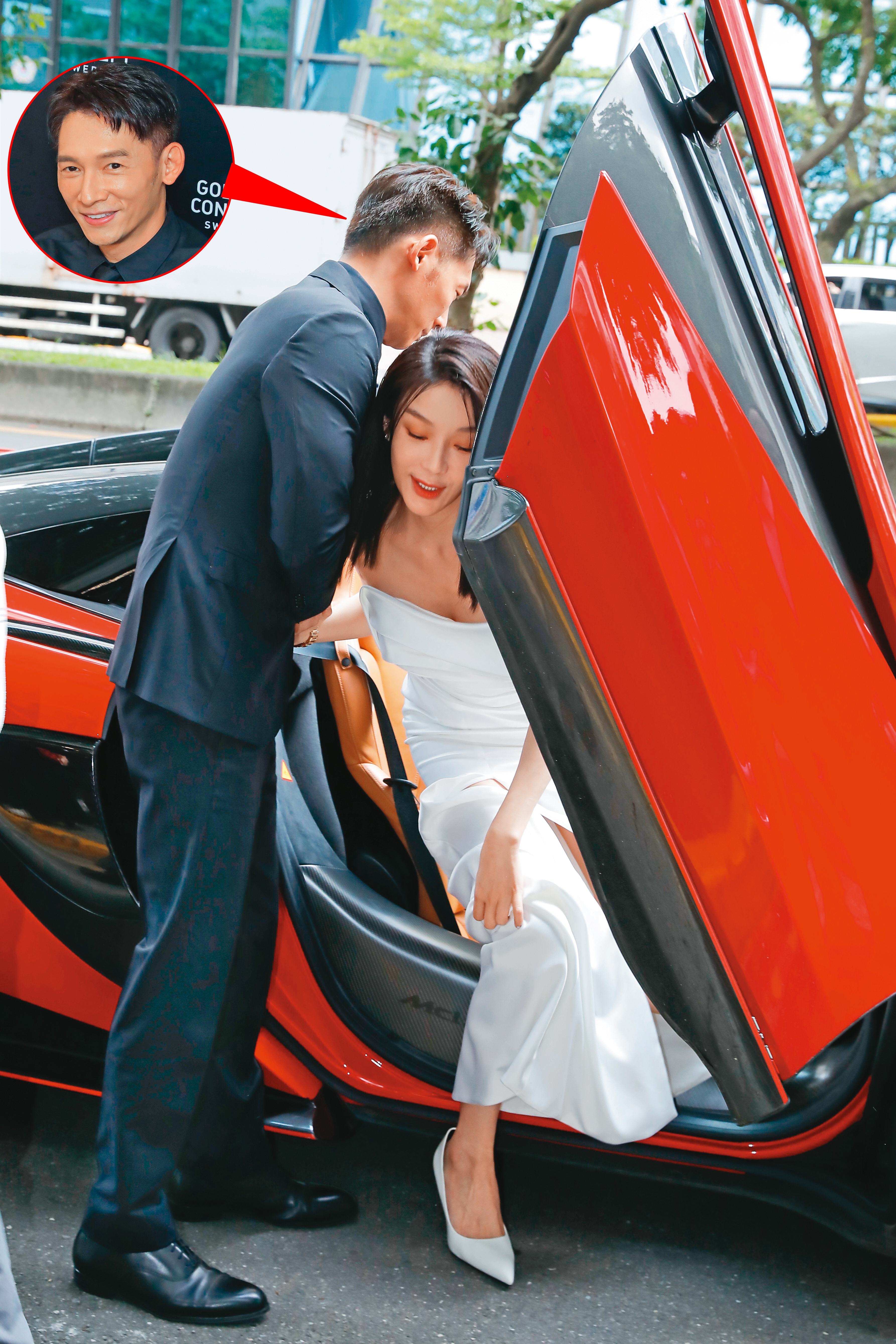 温昇豪（左）貼心攙扶蔡淑臻（右）下車，背後原因令人暖心。