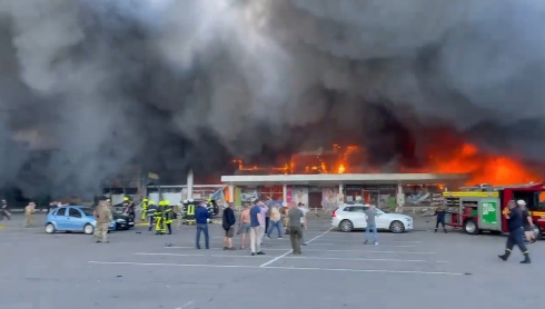 烏克蘭中部城市克勒曼楚（Kremenchuk）一處商場遭俄軍飛彈擊中，現場燃起熊熊大火。（翻攝澤倫斯基IG）