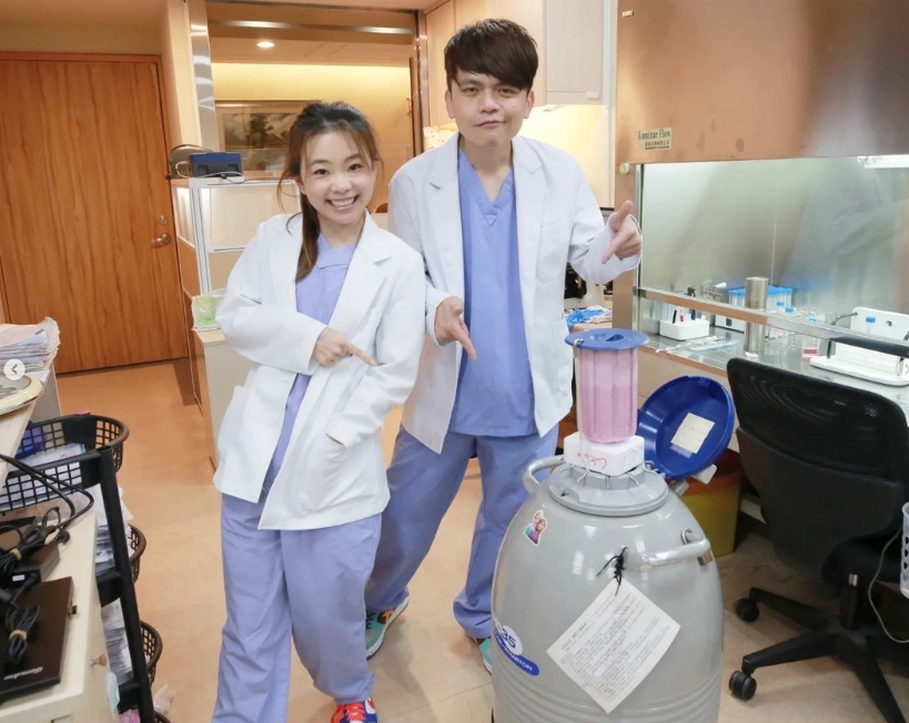 蔡阿嘎（右）和二伯（左）育有2個孩子，才剛完成凍胚胎。（翻攝自蔡阿嘎Instagram）