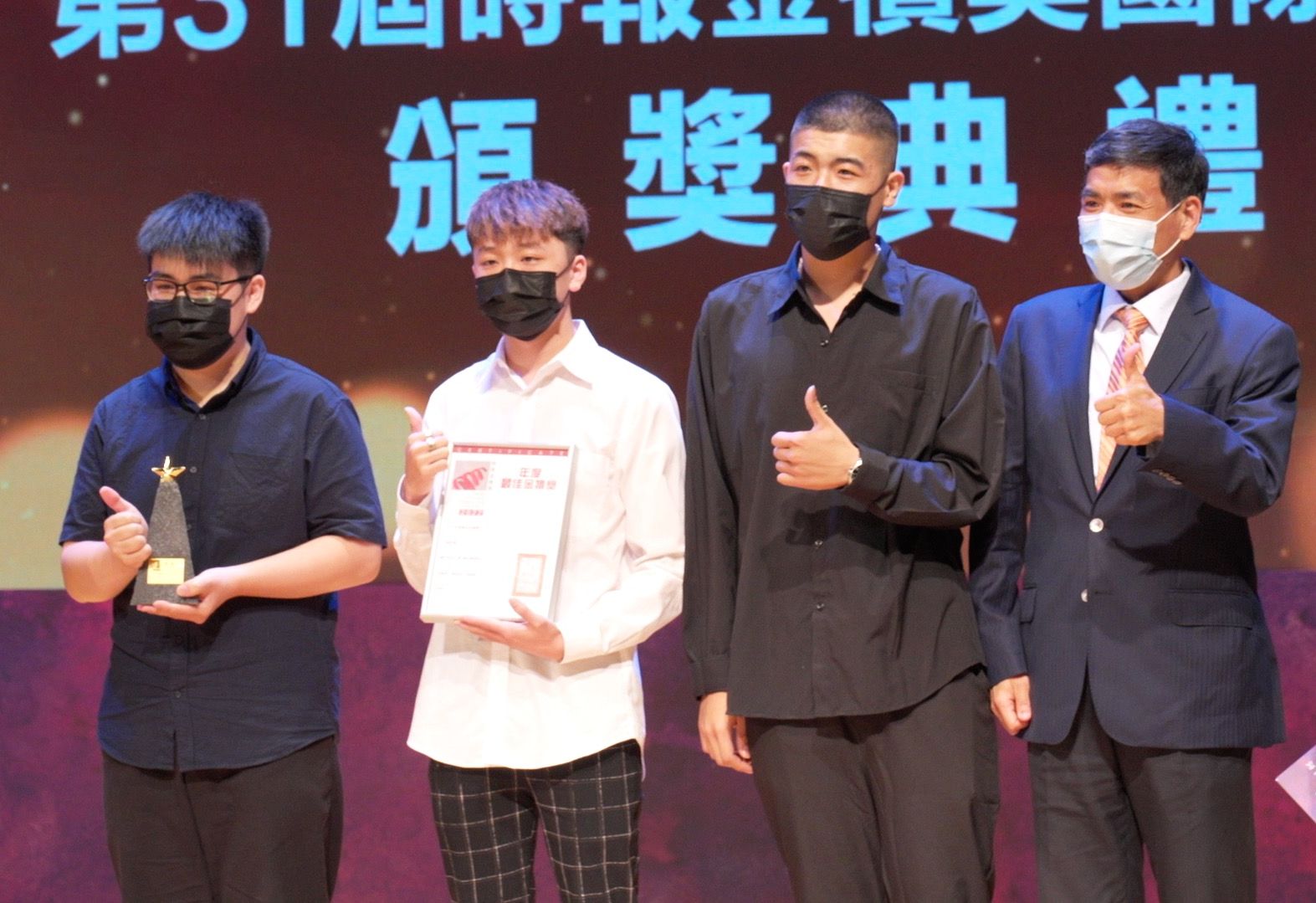 健行科大得獎同學們(左至右)李後恩、曾鈺辰及馬振銓，因作品展現「先誠實，再成交」永慶精神深植人心，與電資院長魯大德(右一) 一起上台分享贏得金犢獎年度最大獎榮耀。