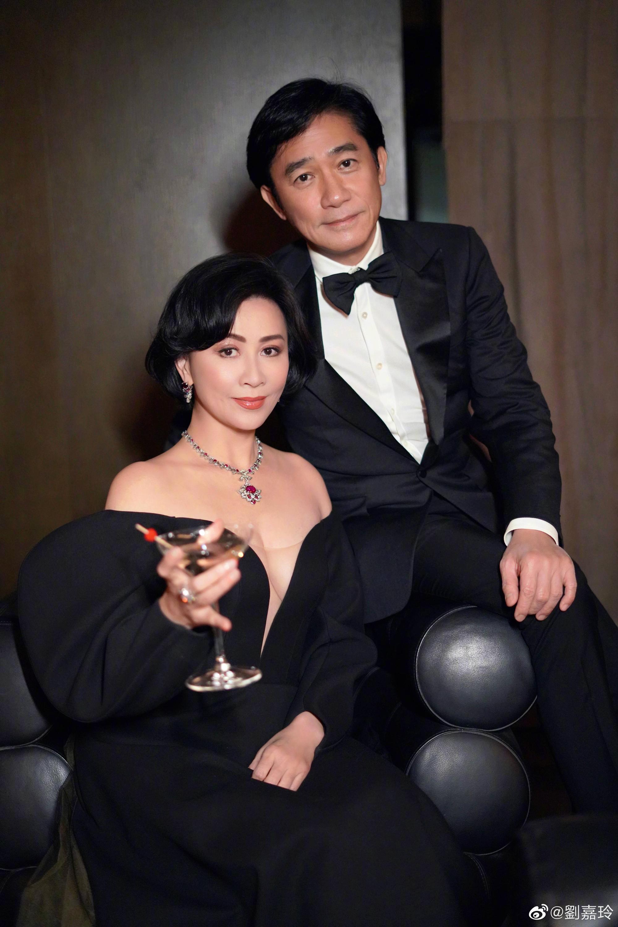 儘管梁朝偉憚於交際應酬,但老婆慶生會,他依然盛裝出席陪劉嘉玲狂歡。(翻攝自劉嘉玲微博)