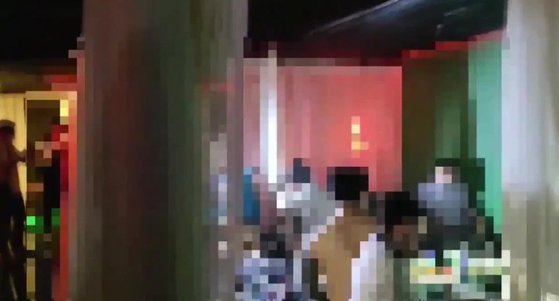 30人淫亂雜交趴，韓警查緝影片曝光！滿滿18禁「肉肉交疊」情慾流動。（翻自南韓《中央日報》）