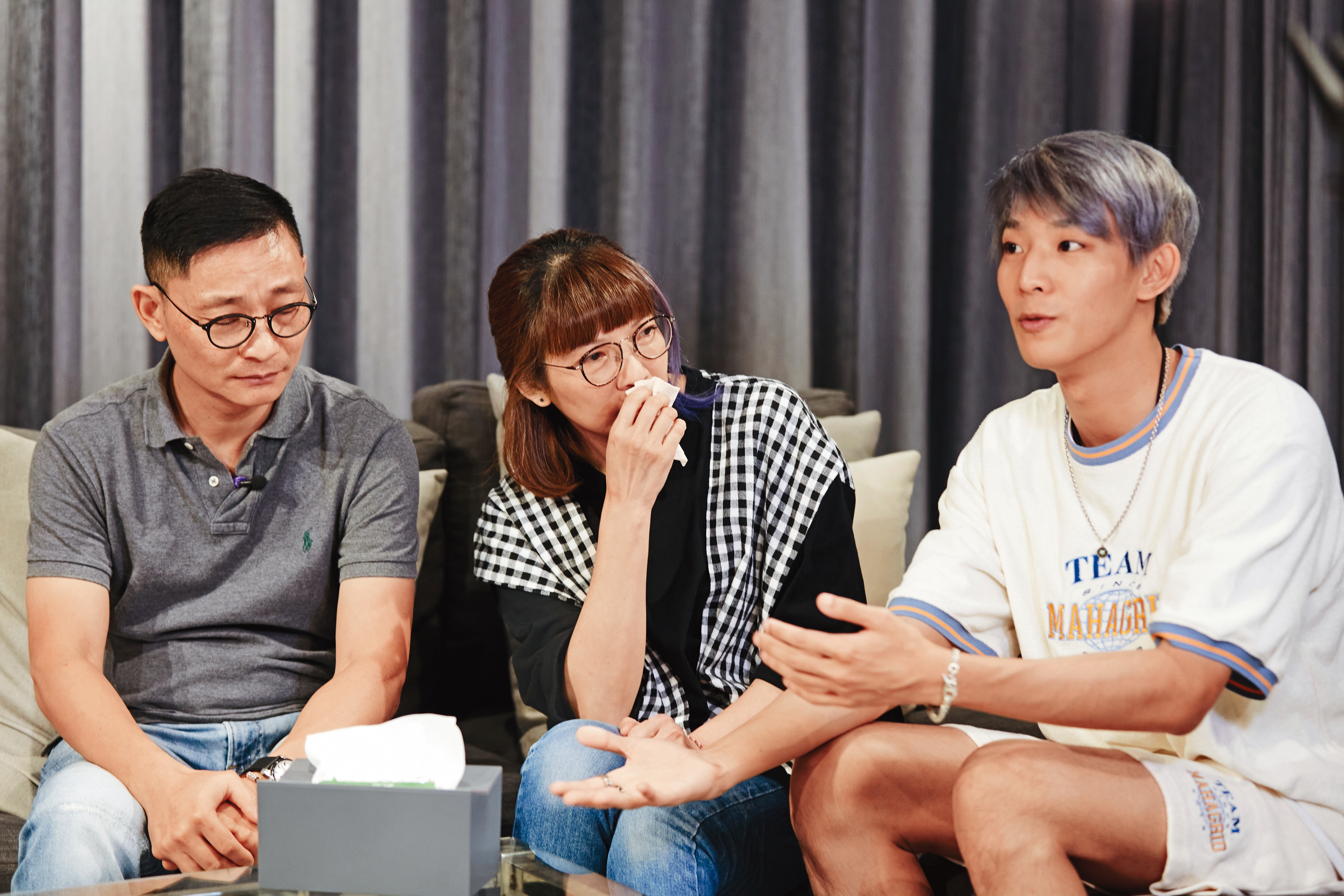 講到過去，林煥鈞爸媽不禁落淚，不捨兒子事情都往肚裡吞，而林煥鈞解釋「這是我想保護你們的方式」。