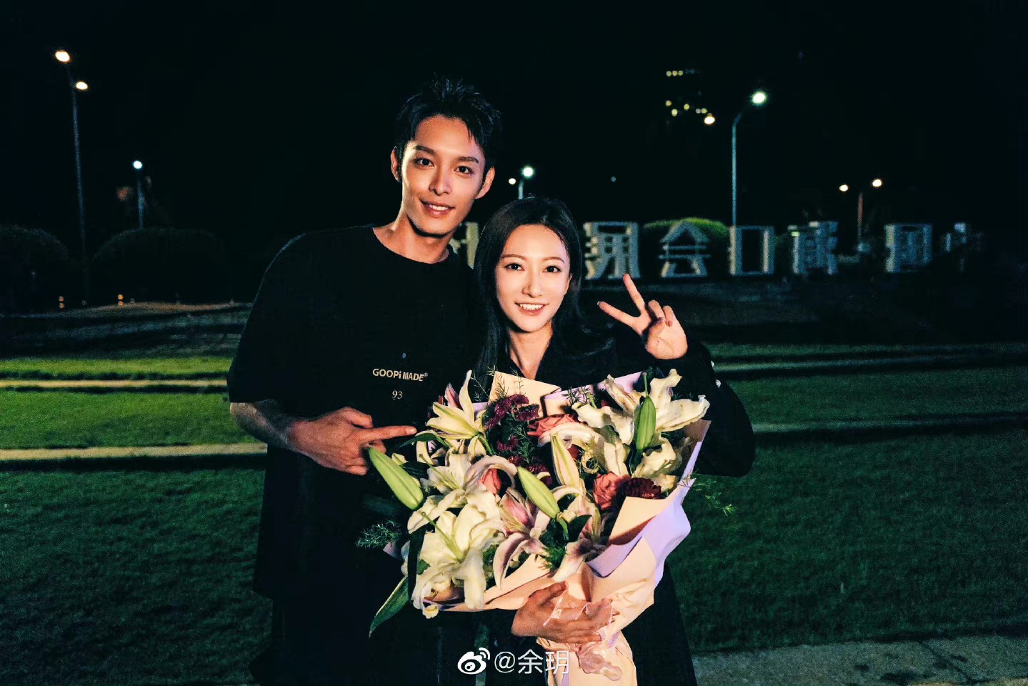 曹佑寧（左）與余玥（右）拍戲合照，傳出鍾蕙羽因此吃醋。（翻攝余玥微博）