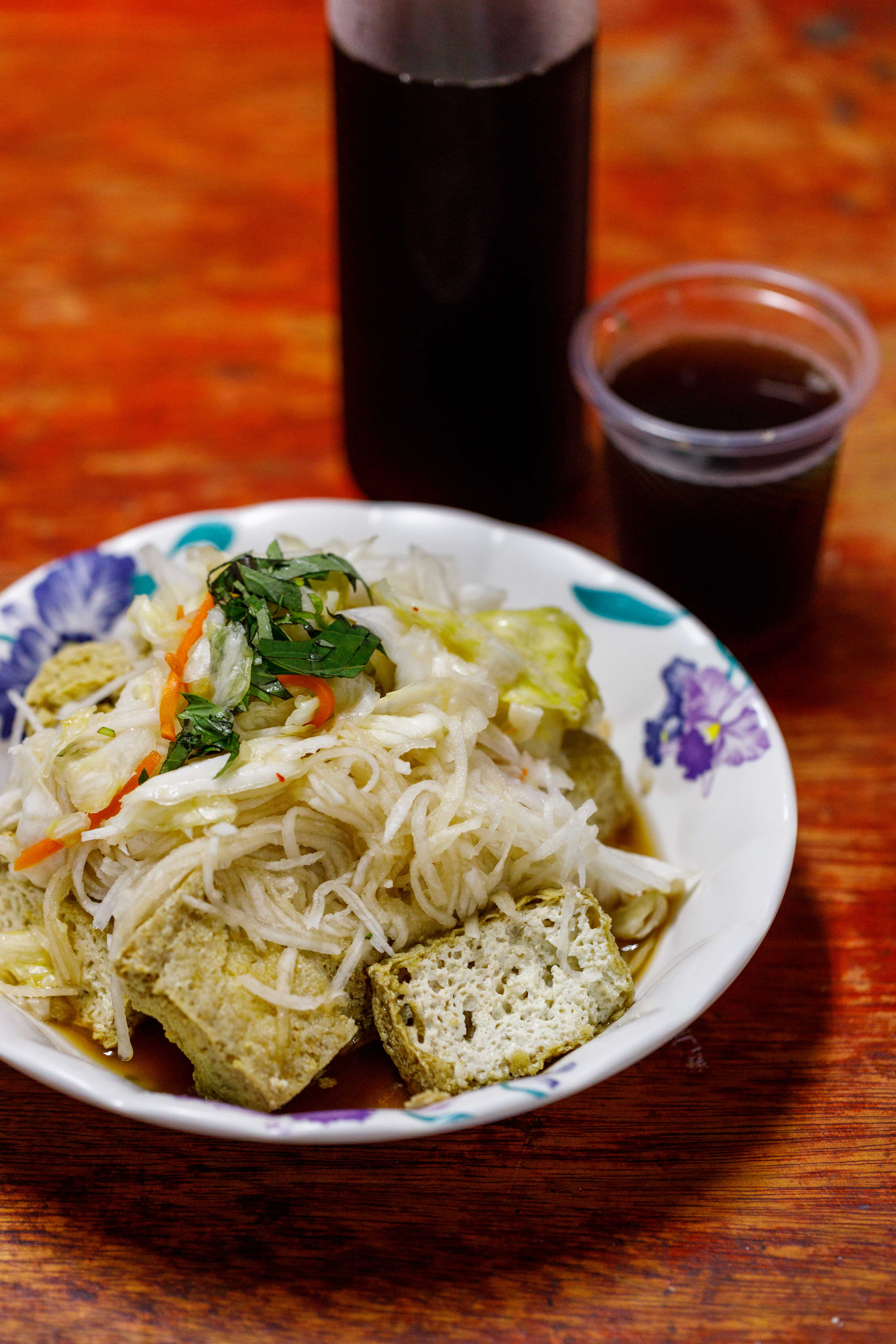 臭味飄香的「玉里橋頭臭豆腐」內軟外酥不刮嘴。（100元／大份）