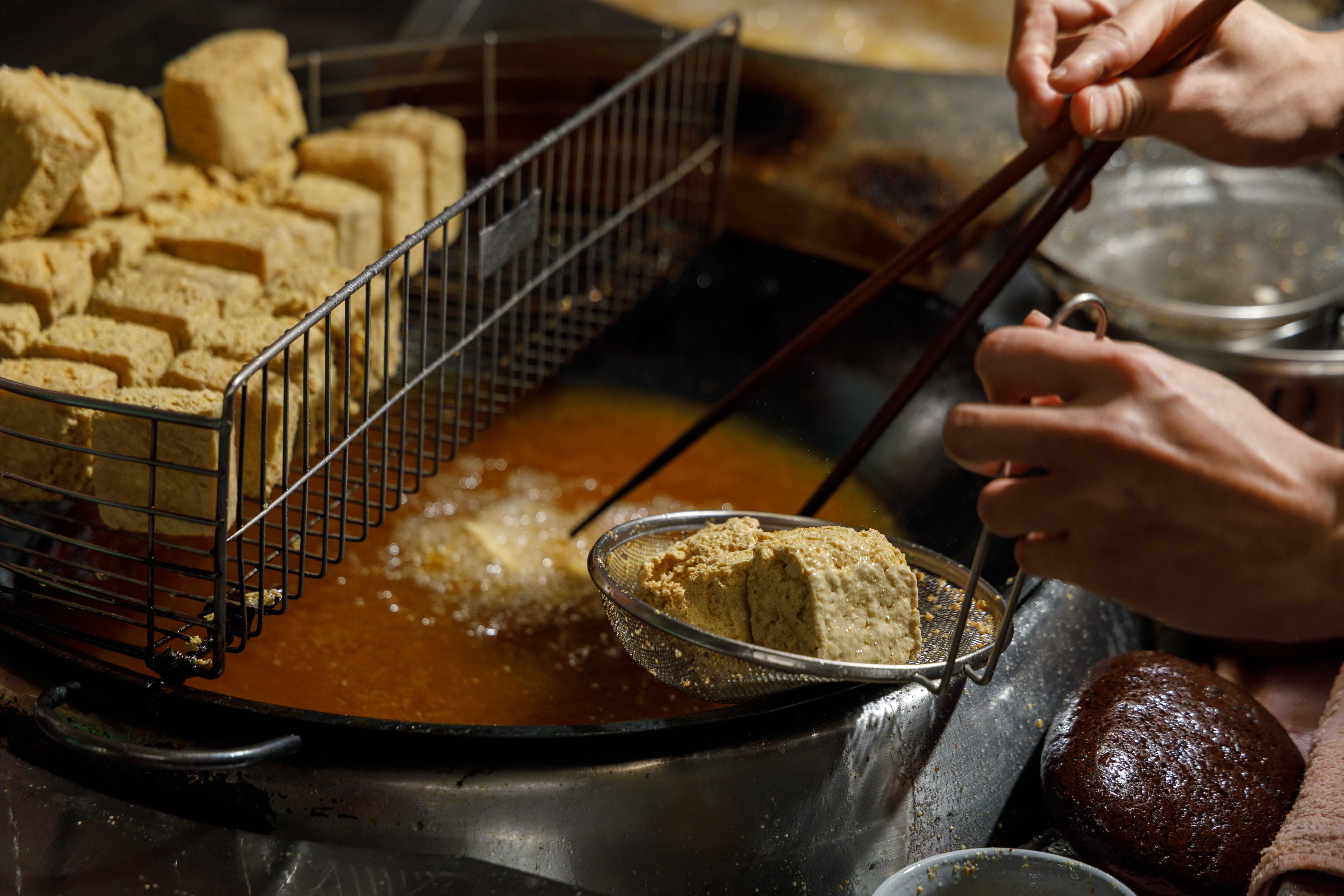 「玉里橋頭臭豆腐」除了豆腐自製，為了能精控溫度，連鍋子也是特別訂製。