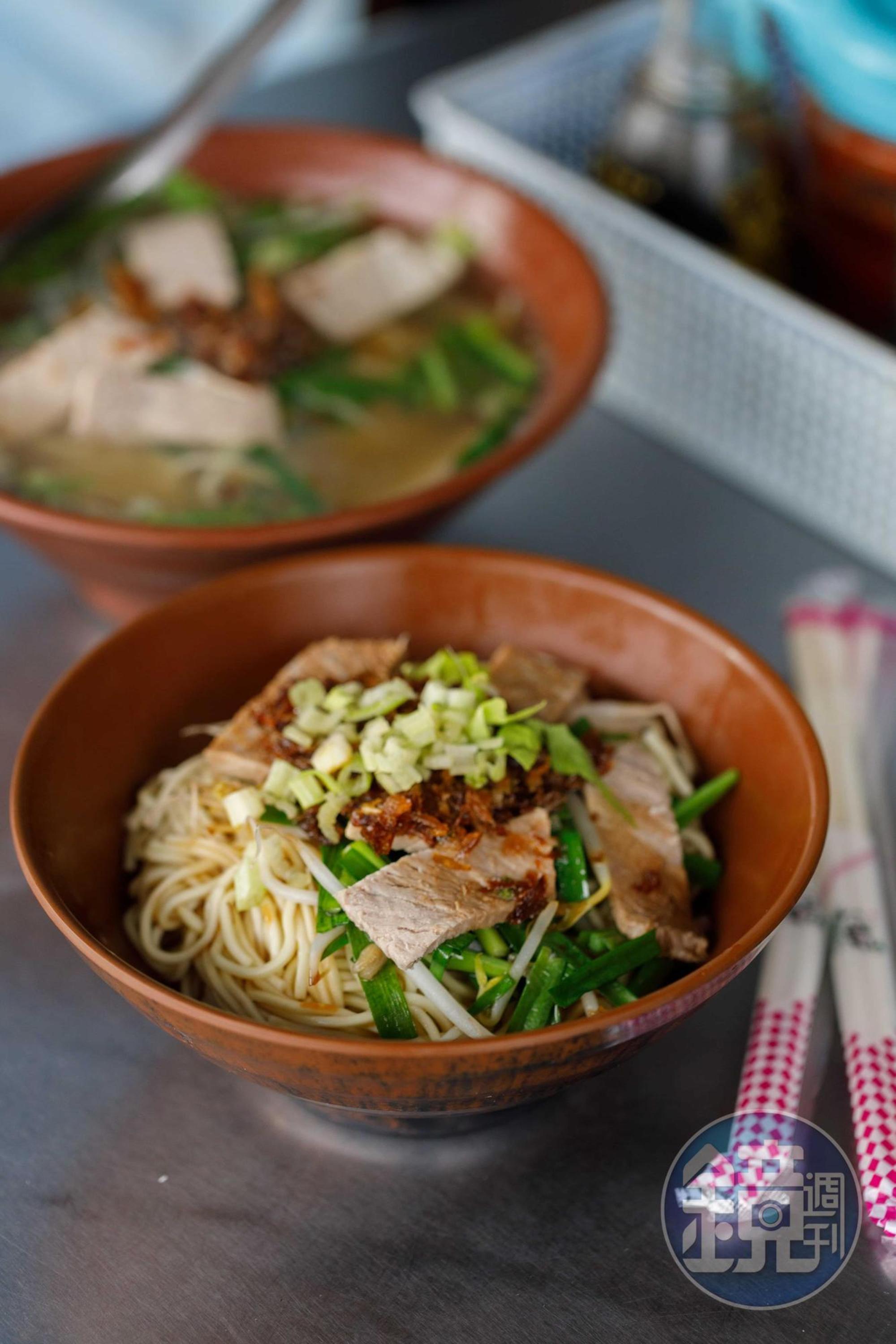 分量豪邁不分湯麵、乾麵！麵條和配料都加爆，飽足感直逼兩餐。（60元／小碗）