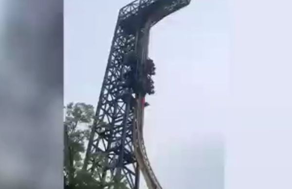 中國江蘇南京一間遊樂園的雲霄飛車發生卡在半空中事件。（翻攝九派新聞）