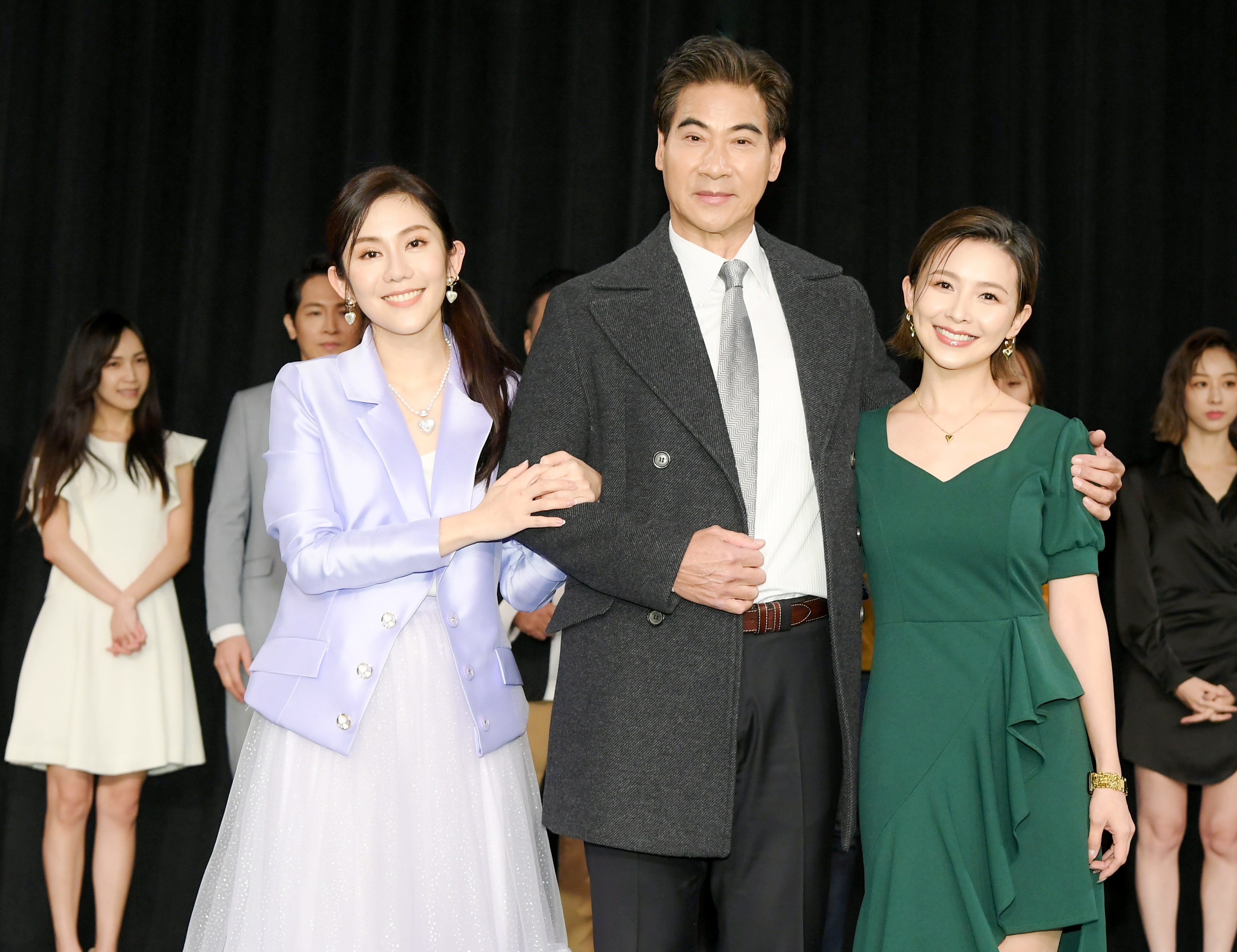 翁家明在《一家團圓》擁有兩位寶貝女兒王宇婕、吳婉君，是個標準女兒傻瓜的老爸，為了她們的幸福吃盡苦頭。（三立提供）