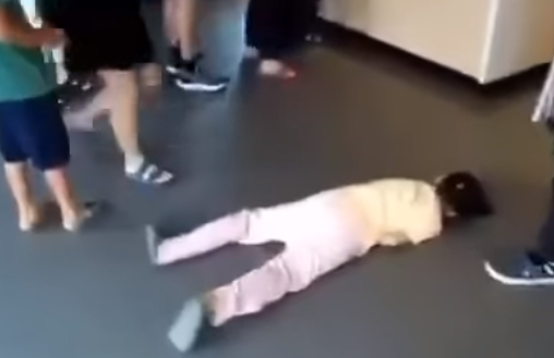 有外送員正在麥當勞等餐，沒想到卻意外錄下女童昏倒的驚悚一幕。（翻攝密技-公社）