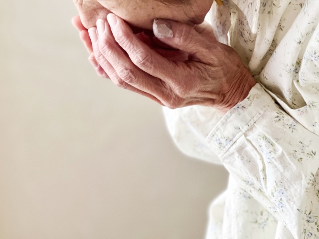 泰國一名73歲老婦人，遭到親生兒子性侵。（示意圖，photoAC）