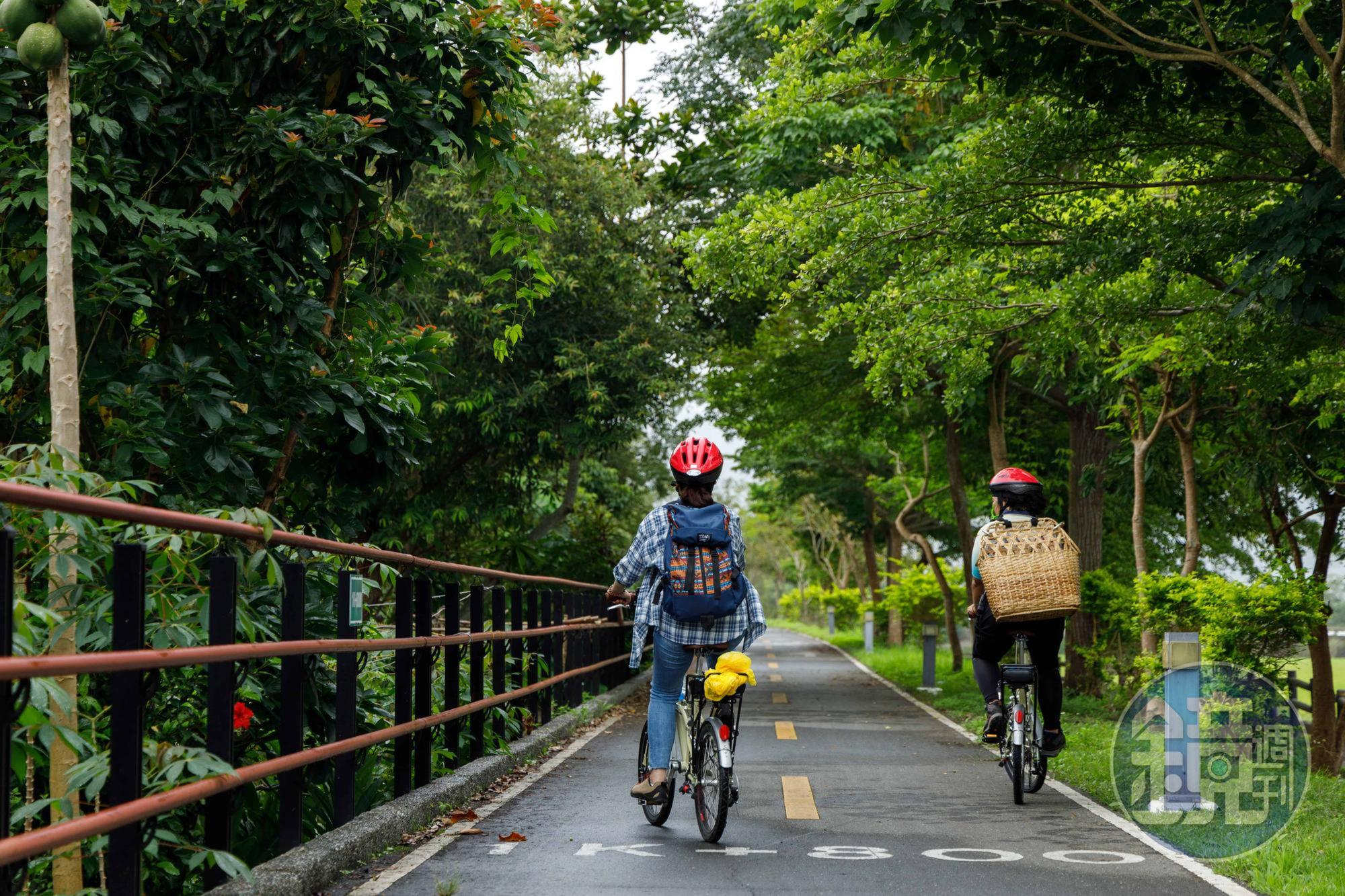「玉富自行車道」規劃完善，適合親子騎車同遊。
