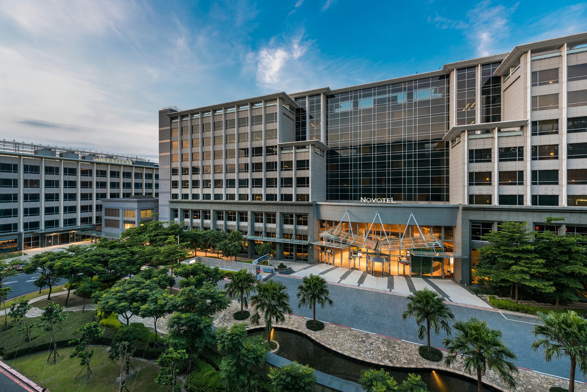 諾富特飯店一晚要價近5千元的「行政尊榮客房」，日前因系統出包一晚只要5元，有民眾趁機訂房。（翻攝自華航諾富特飯店 Novotel Taipei 臉書）