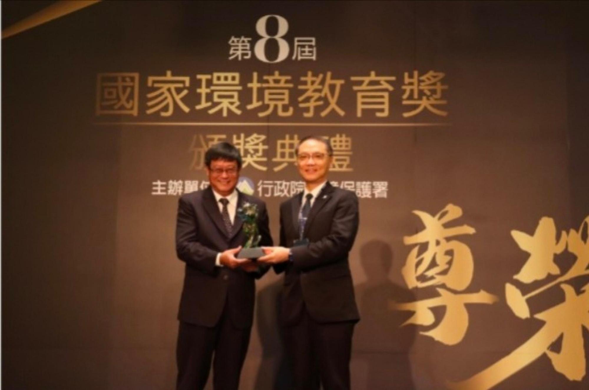 入圍「團體組」之一的慈濟基金會,由顏博文執行長為代表出席典禮領受優等殊榮。(慈濟基金會提供)
