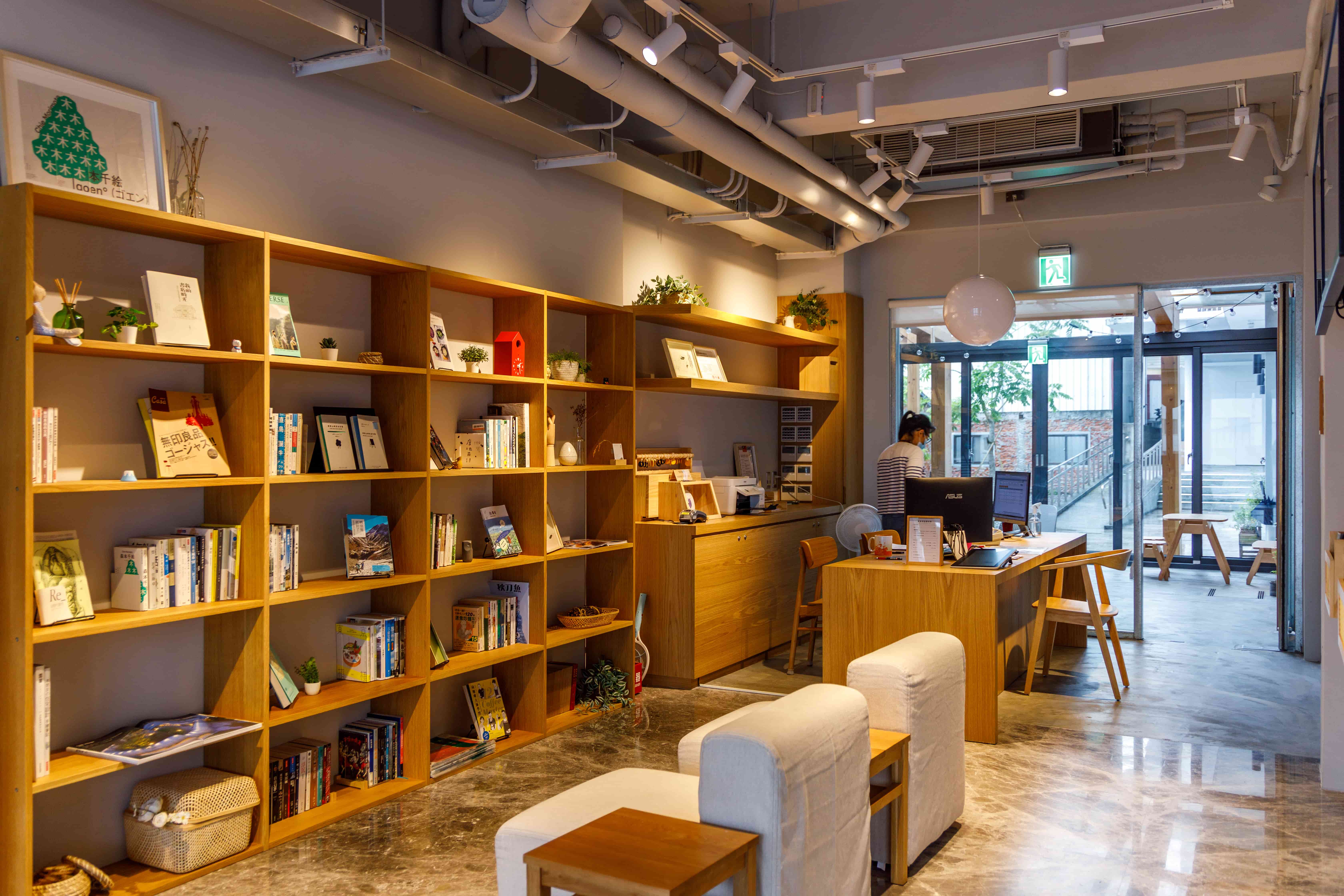 玉里火車站前的「山鄰山林青年文旅」是老旅社改建的文青型青旅。