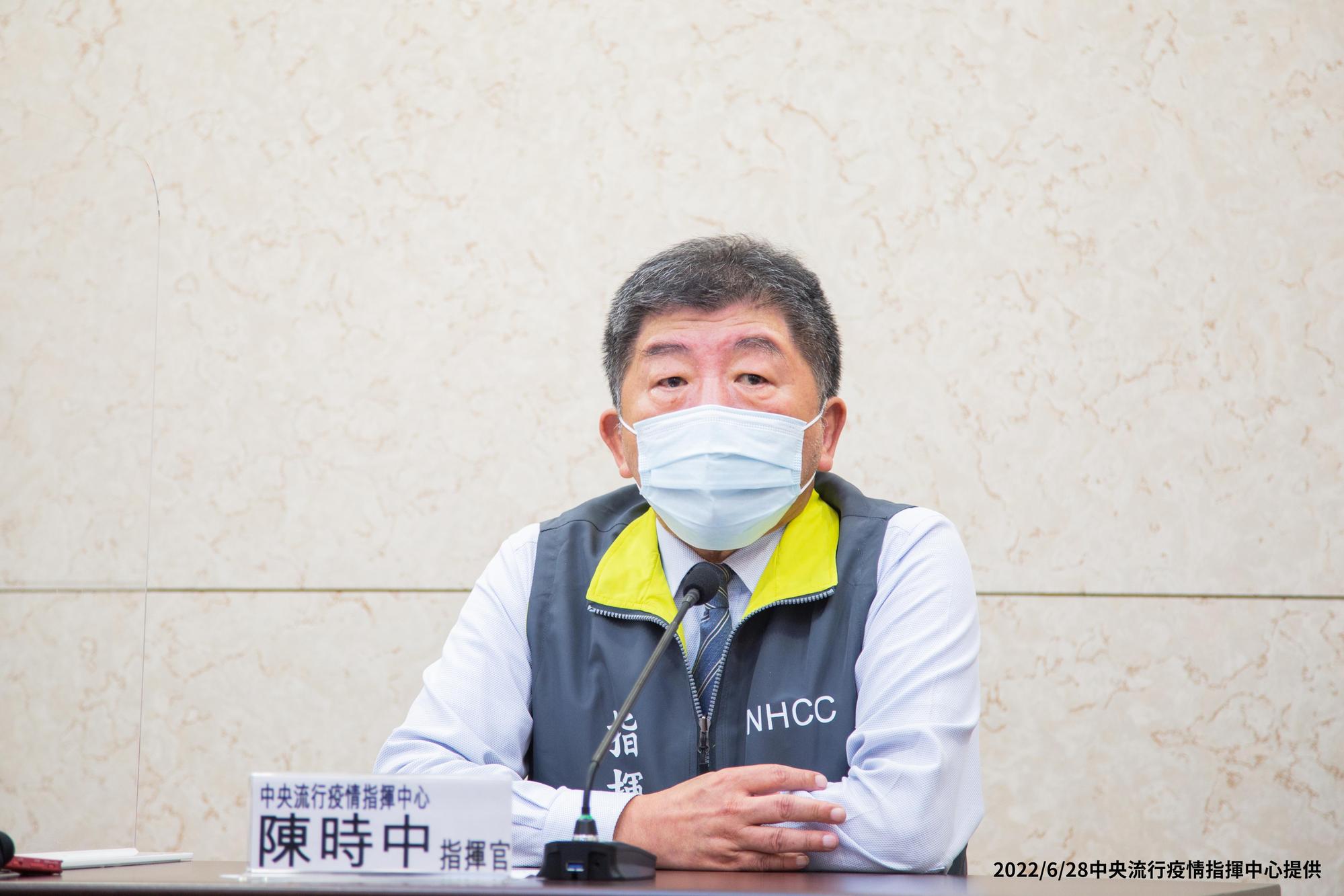 陳時中今天下午召開記者會,公布基隆、宜蘭兩家共8件產品的內外包裝病毒檢驗結果,證明我國出口產品品質無慮。(指揮中心提供)