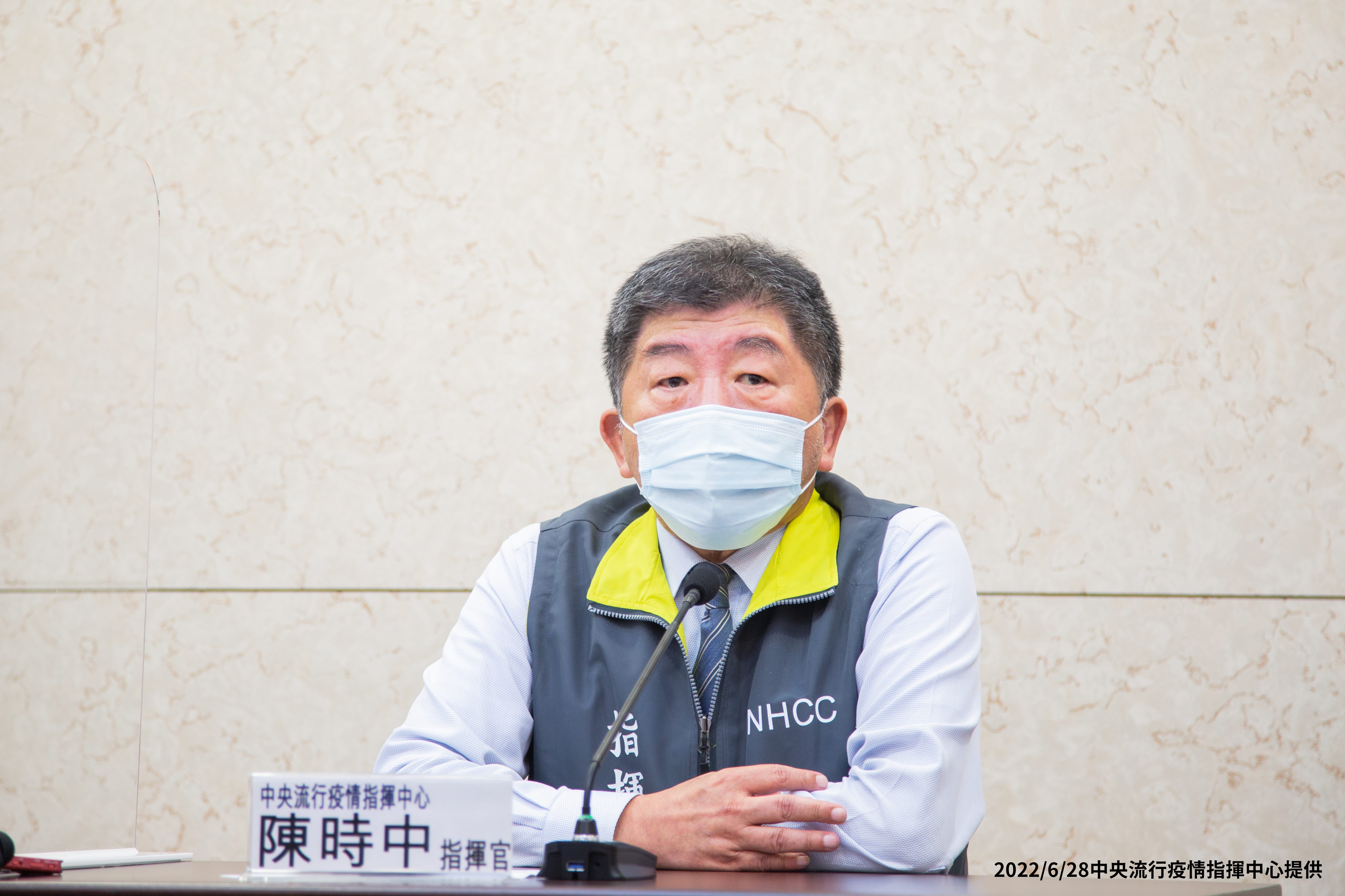 陳時中今天下午召開記者會，公布基隆、宜蘭兩家共8件產品的內外包裝病毒檢驗結果，證明我國出口產品品質無慮。（指揮中心提供）