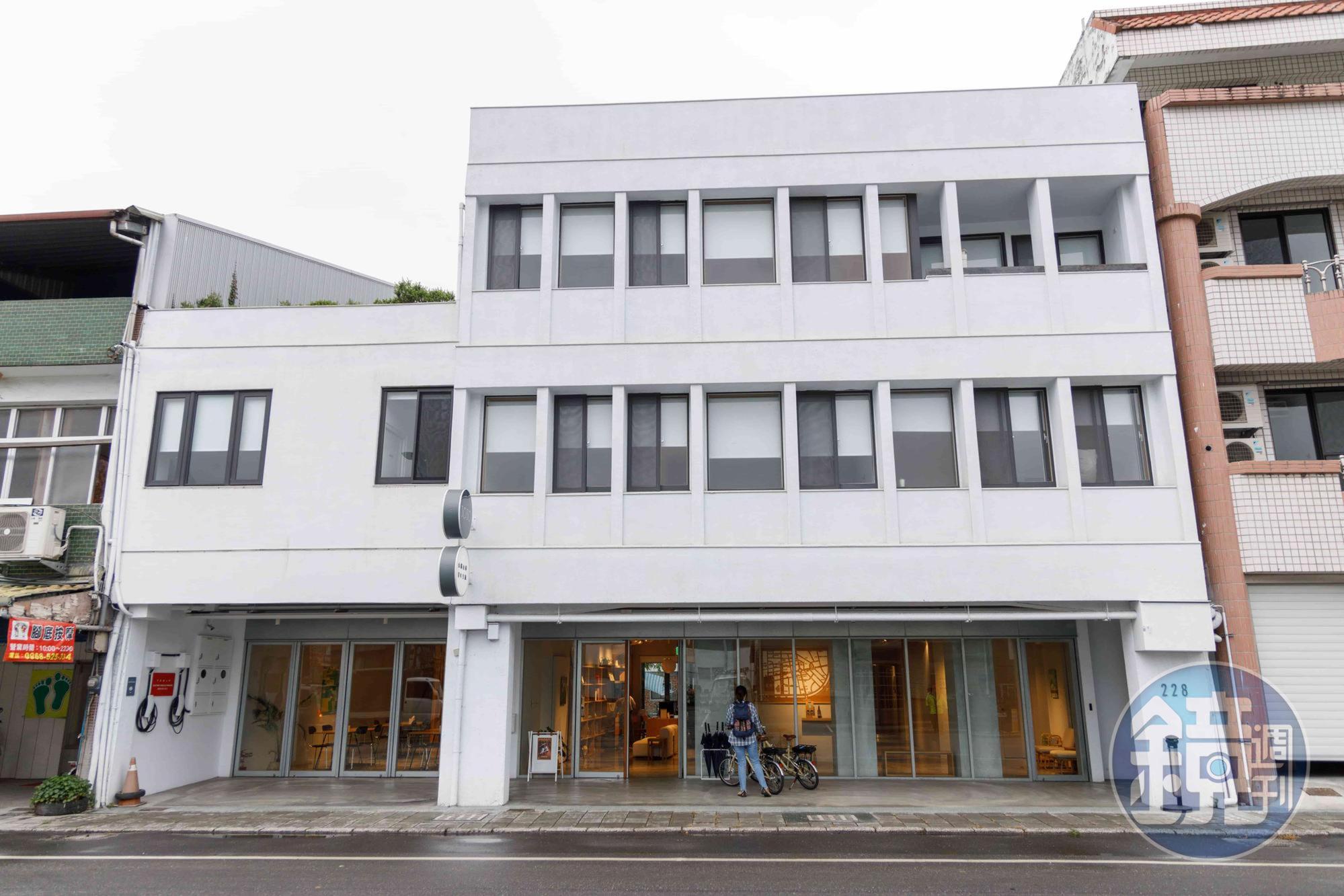 從玉里車站走出來，就可見到「山鄰山林青年文旅」俐落的灰白色建築。